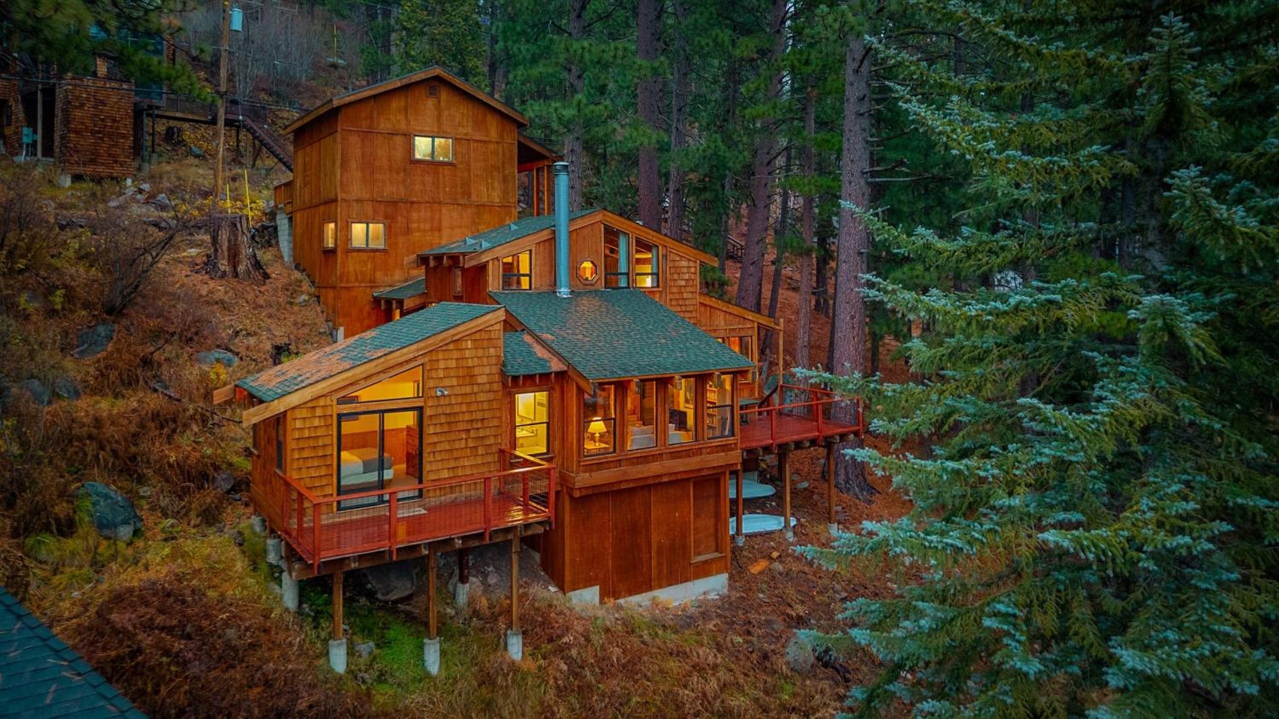 Cozy Donner Lake Cabin w Kayaks Forest Views Fireplace Quick Ski Resort Access Donner Lake Refuge by AvantStay