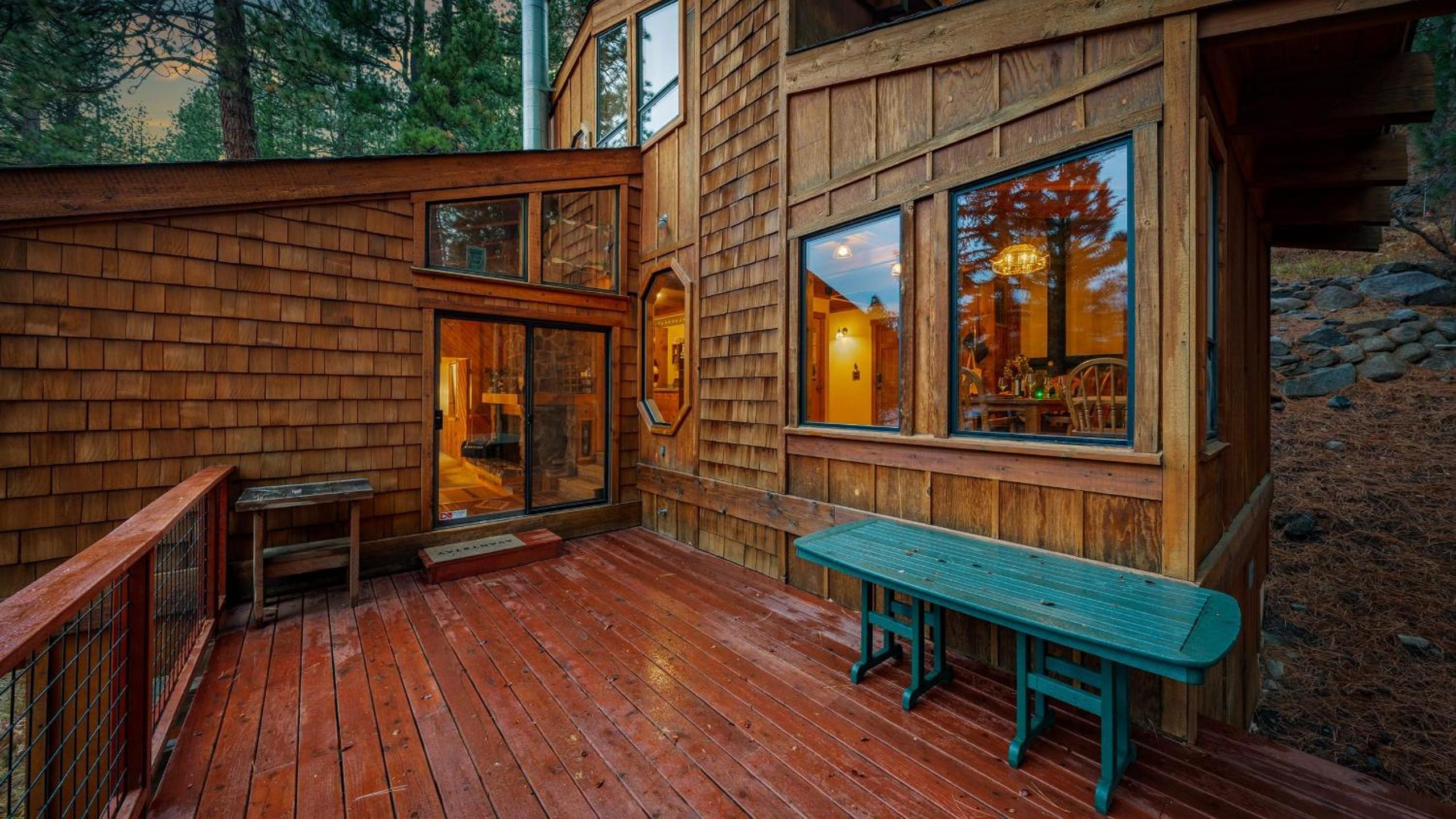 Cozy Donner Lake Cabin w Kayaks Forest Views Fireplace Quick Ski Resort Access Donner Lake Refuge by AvantStay