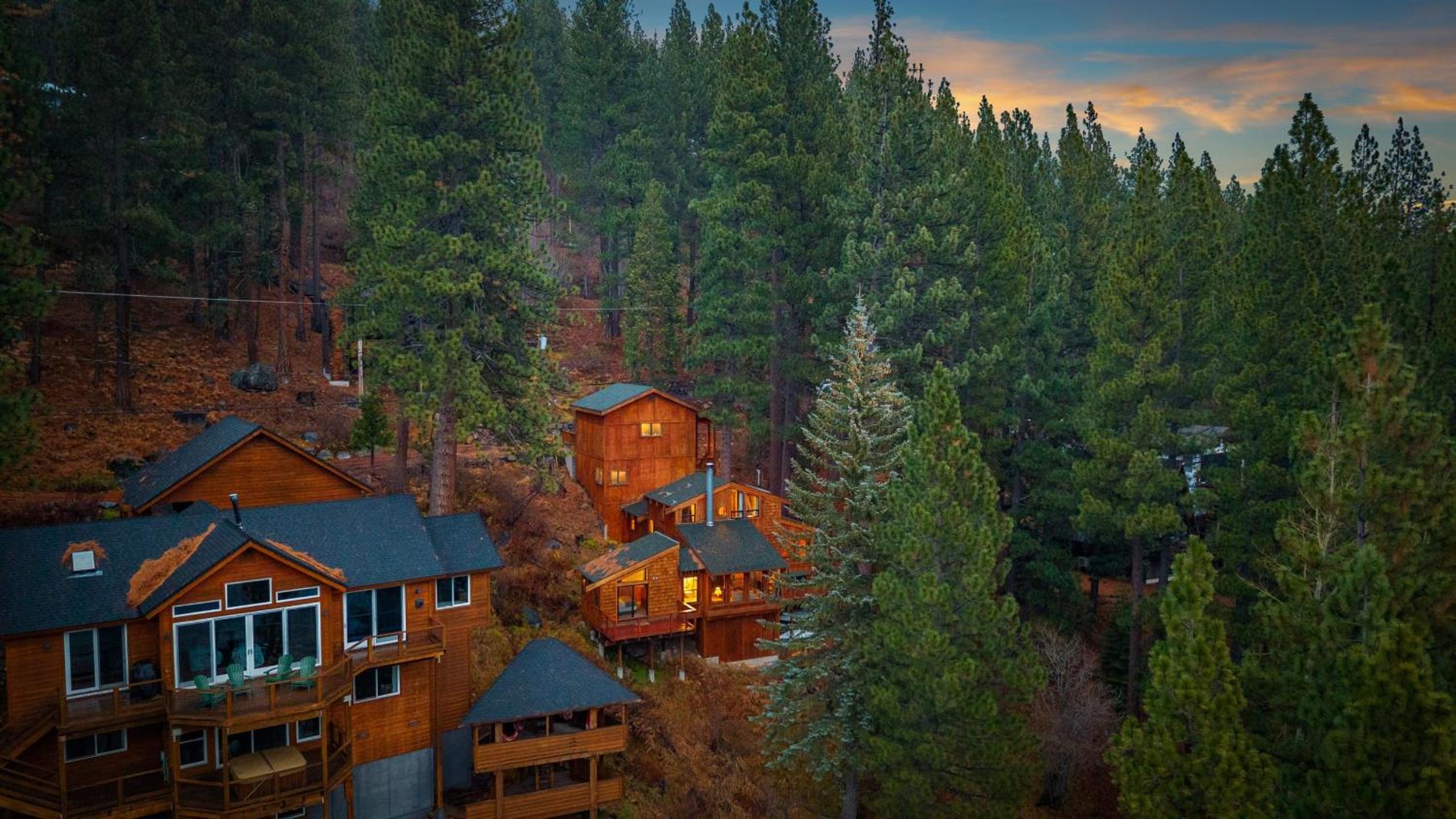 Cozy Donner Lake Cabin w Kayaks Forest Views Fireplace Quick Ski Resort Access Donner Lake Refuge by AvantStay