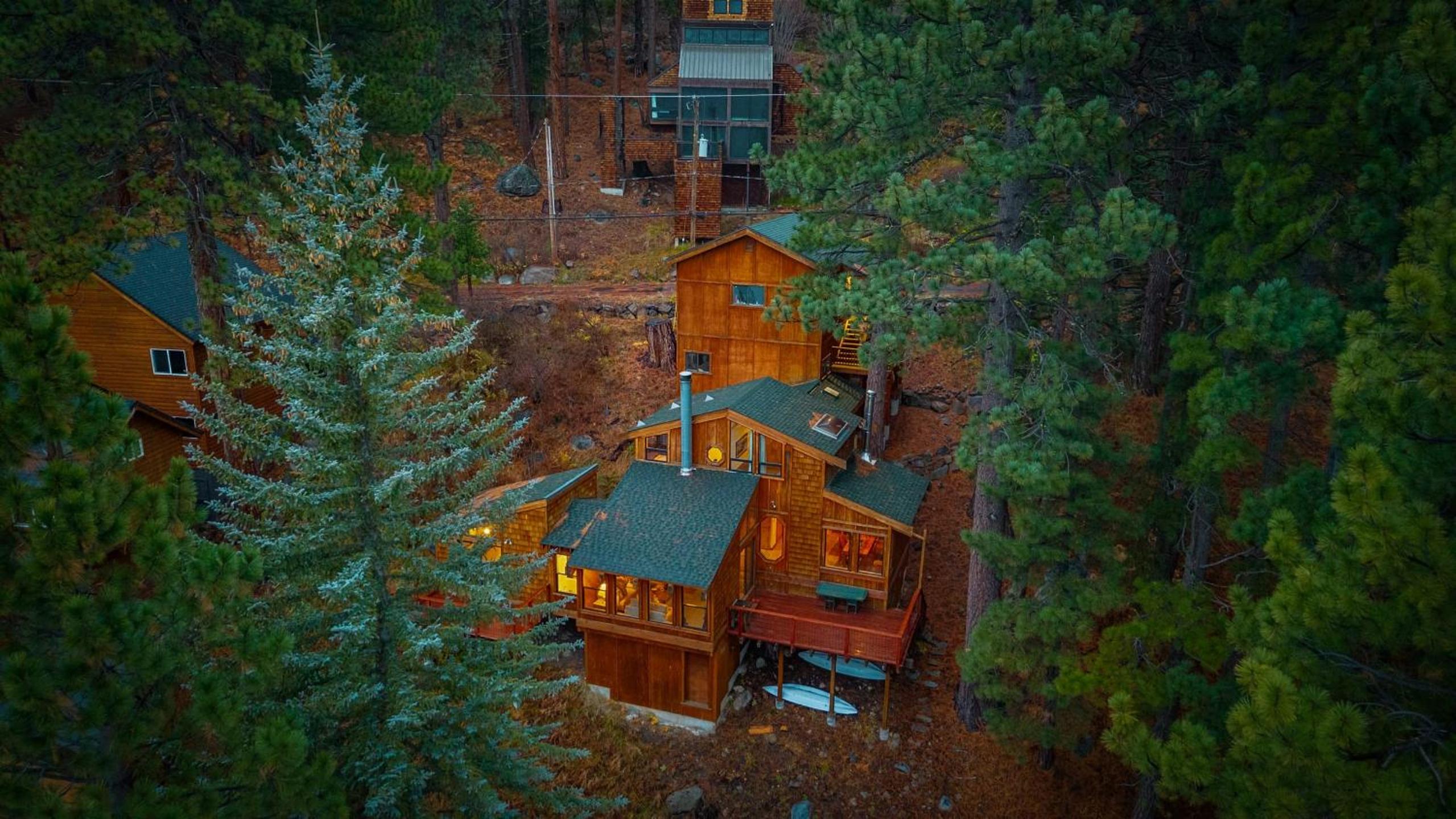 Cozy Donner Lake Cabin w Kayaks Forest Views Fireplace Quick Ski Resort Access Donner Lake Refuge by AvantStay