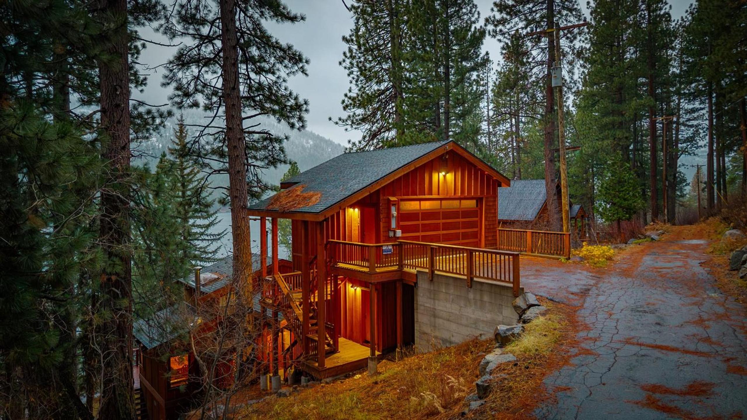 Cozy Donner Lake Cabin w Kayaks Forest Views Fireplace Quick Ski Resort Access Donner Lake Refuge by AvantStay