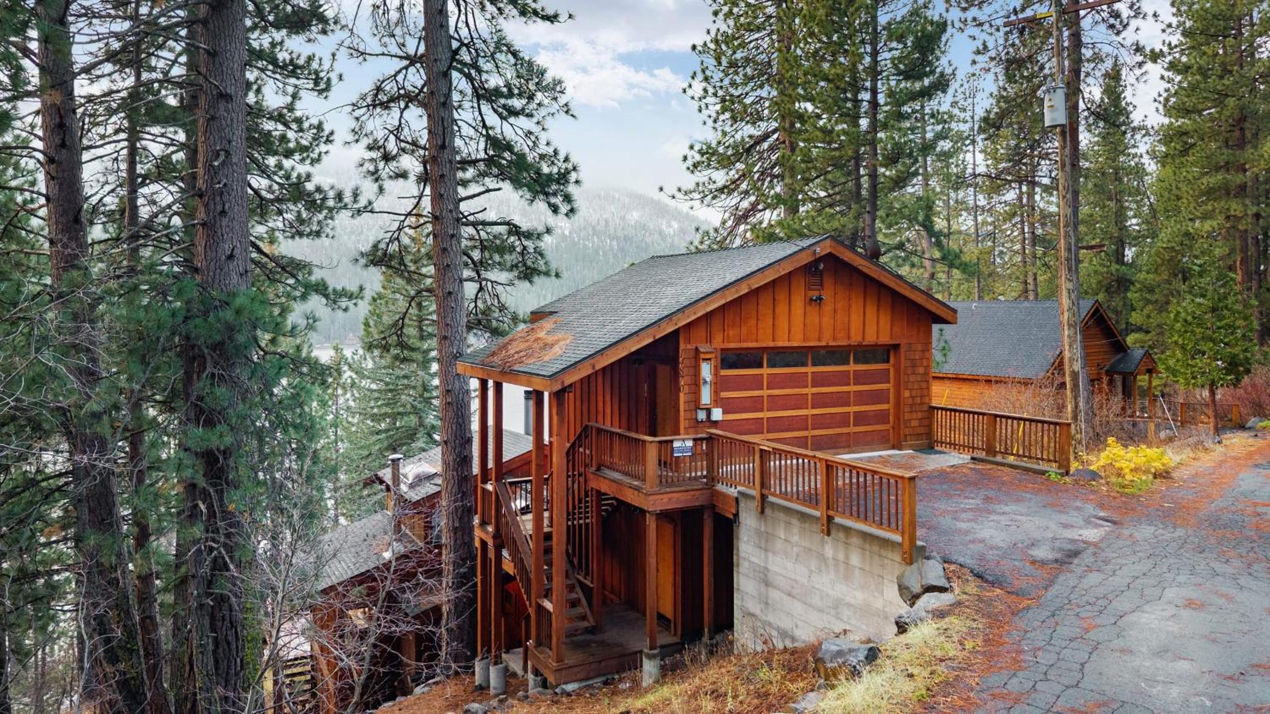 Cozy Donner Lake Cabin w Kayaks Forest Views Fireplace Quick Ski Resort Access Donner Lake Refuge by AvantStay