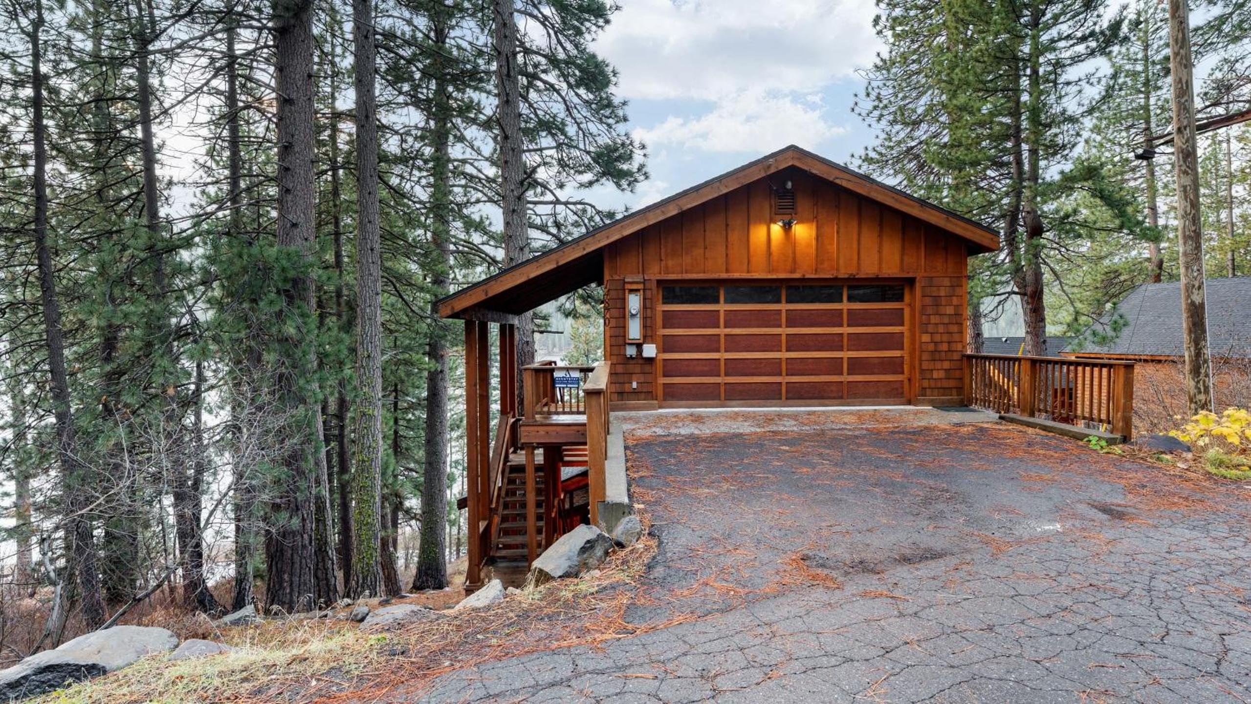Cozy Donner Lake Cabin w Kayaks Forest Views Fireplace Quick Ski Resort Access Donner Lake Refuge by AvantStay