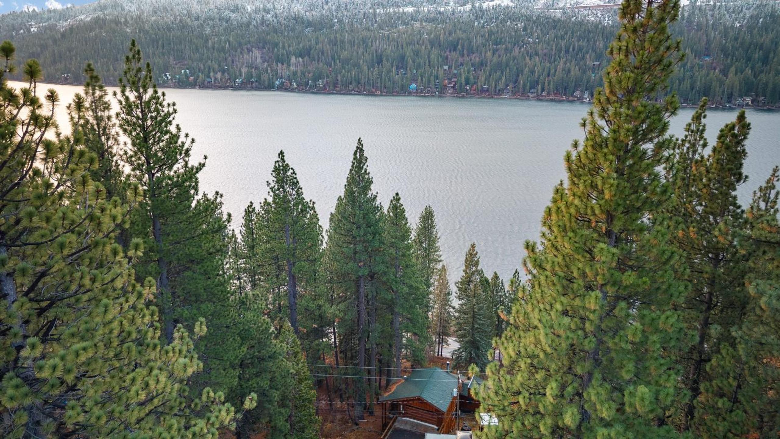 Cozy Donner Lake Cabin w Kayaks Forest Views Fireplace Quick Ski Resort Access Donner Lake Refuge by AvantStay