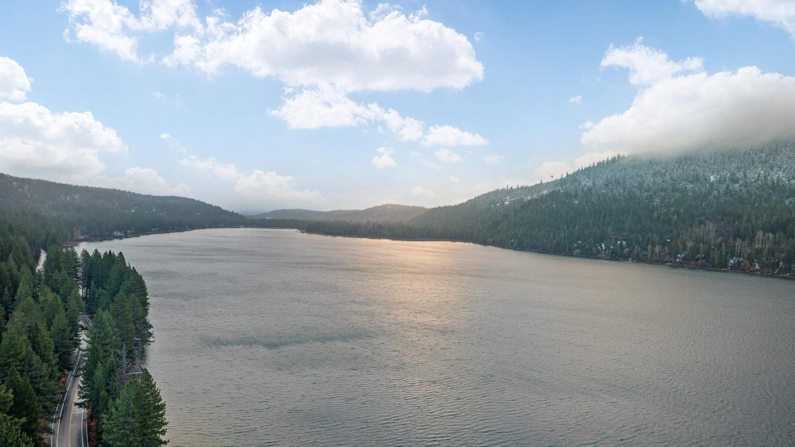 Cozy Donner Lake Cabin w Kayaks Forest Views Fireplace Quick Ski Resort Access Donner Lake Refuge by AvantStay