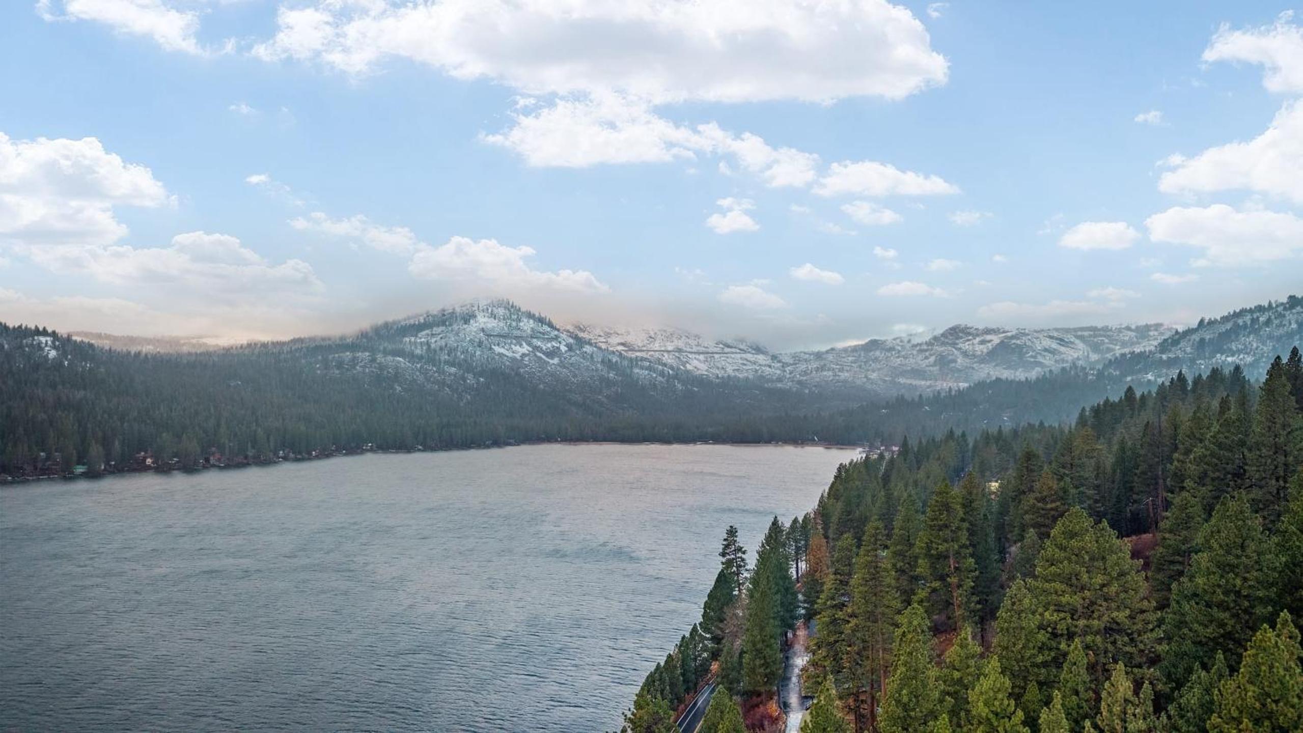 Cozy Donner Lake Cabin w Kayaks Forest Views Fireplace Quick Ski Resort Access Donner Lake Refuge by AvantStay