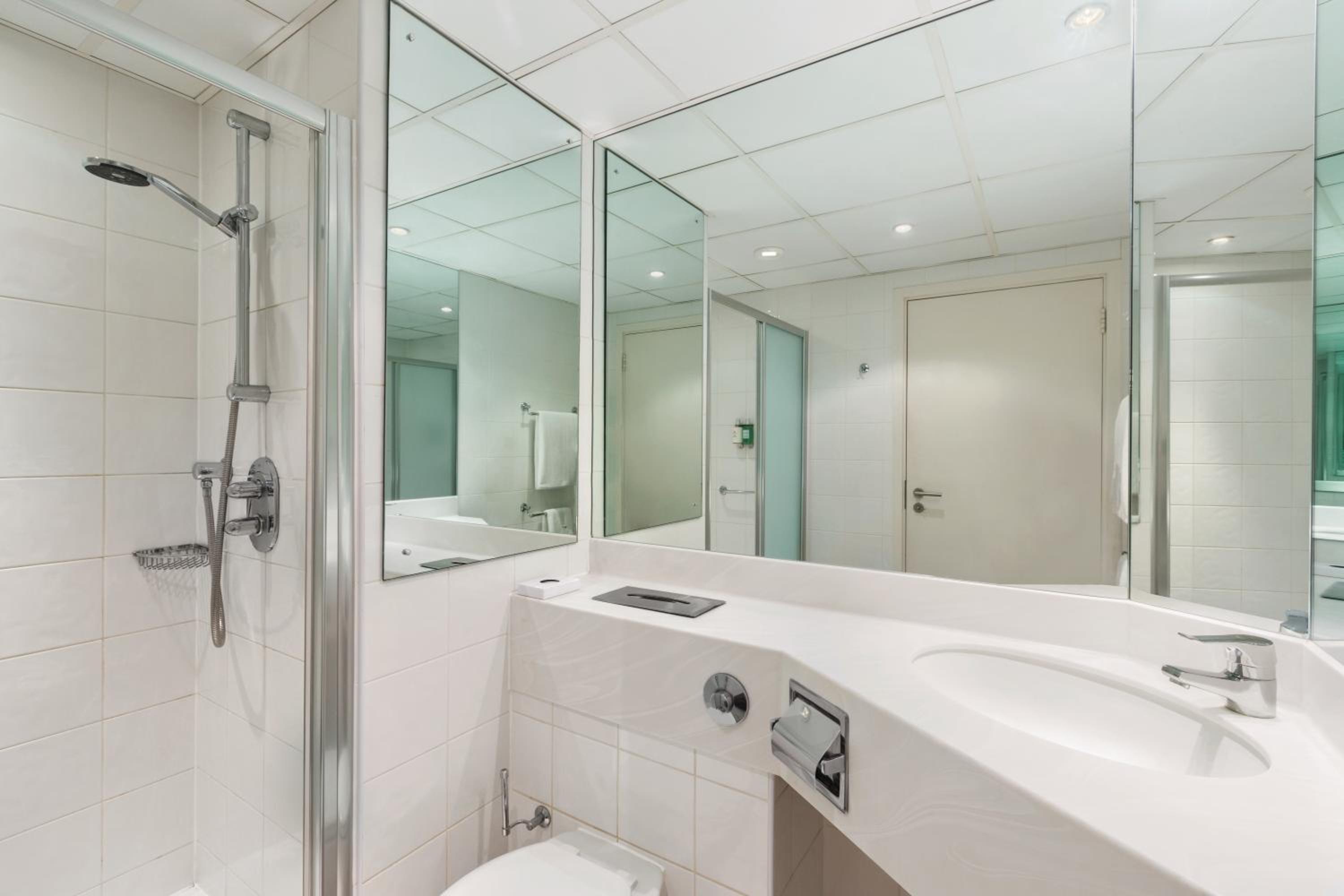 Coventry Vacations - Ramada Hotel  Suites by Wyndham Coventry - Property Image 11