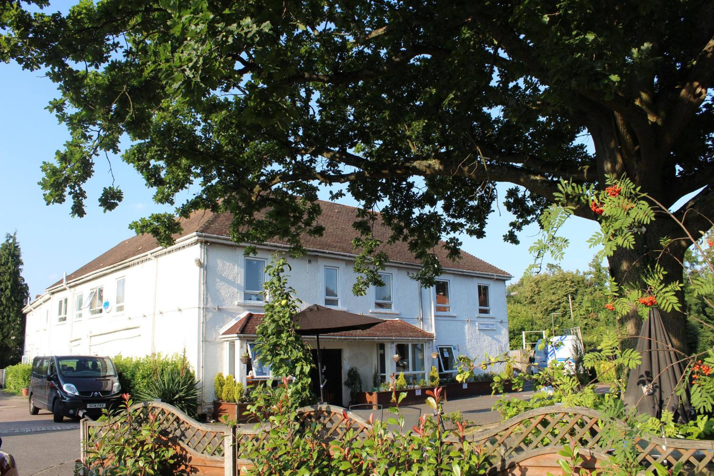 Horley Vacations - The Gatwick White House Hotel - Property Image 1