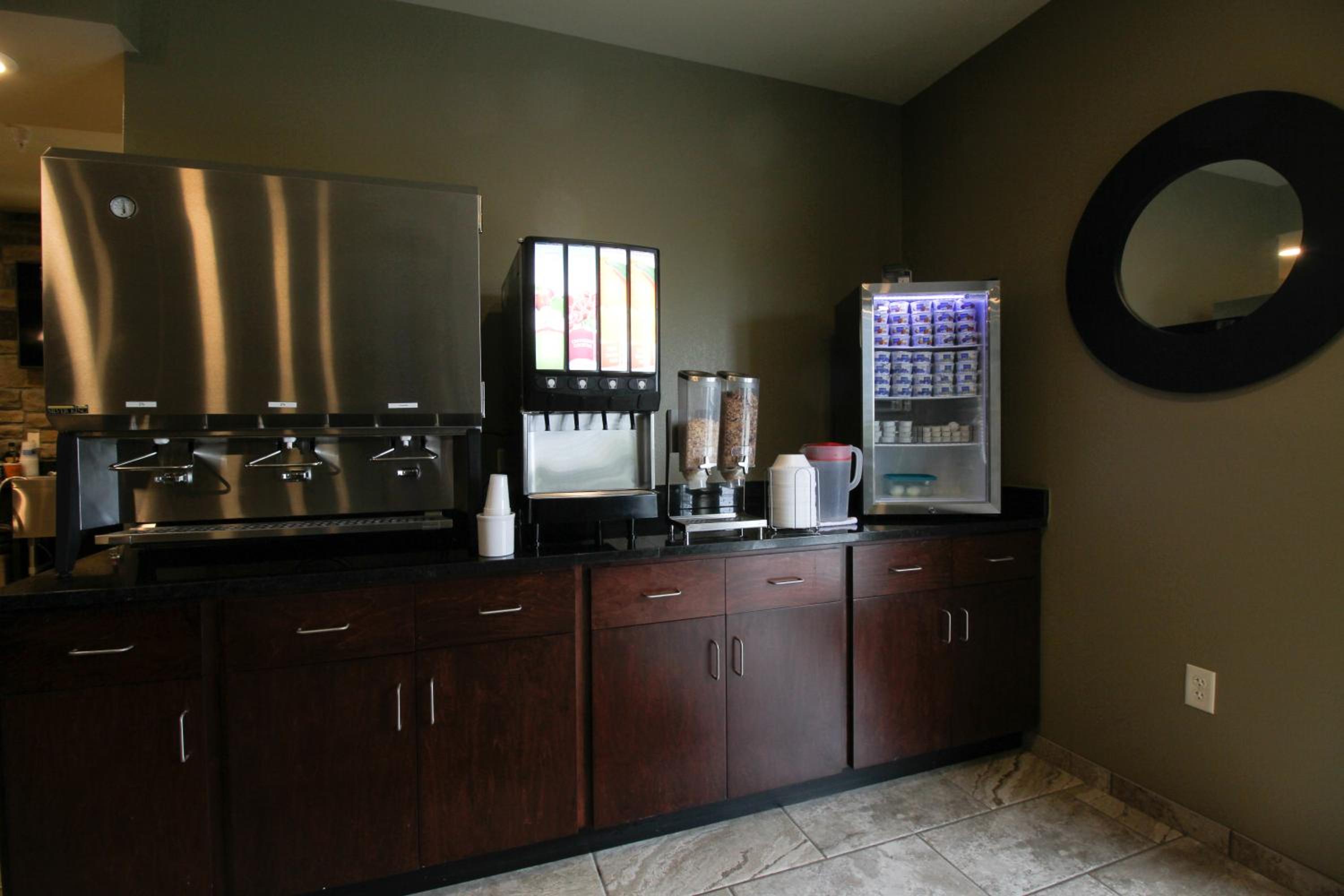Cobblestone Hotel & Suites - Devils Lake