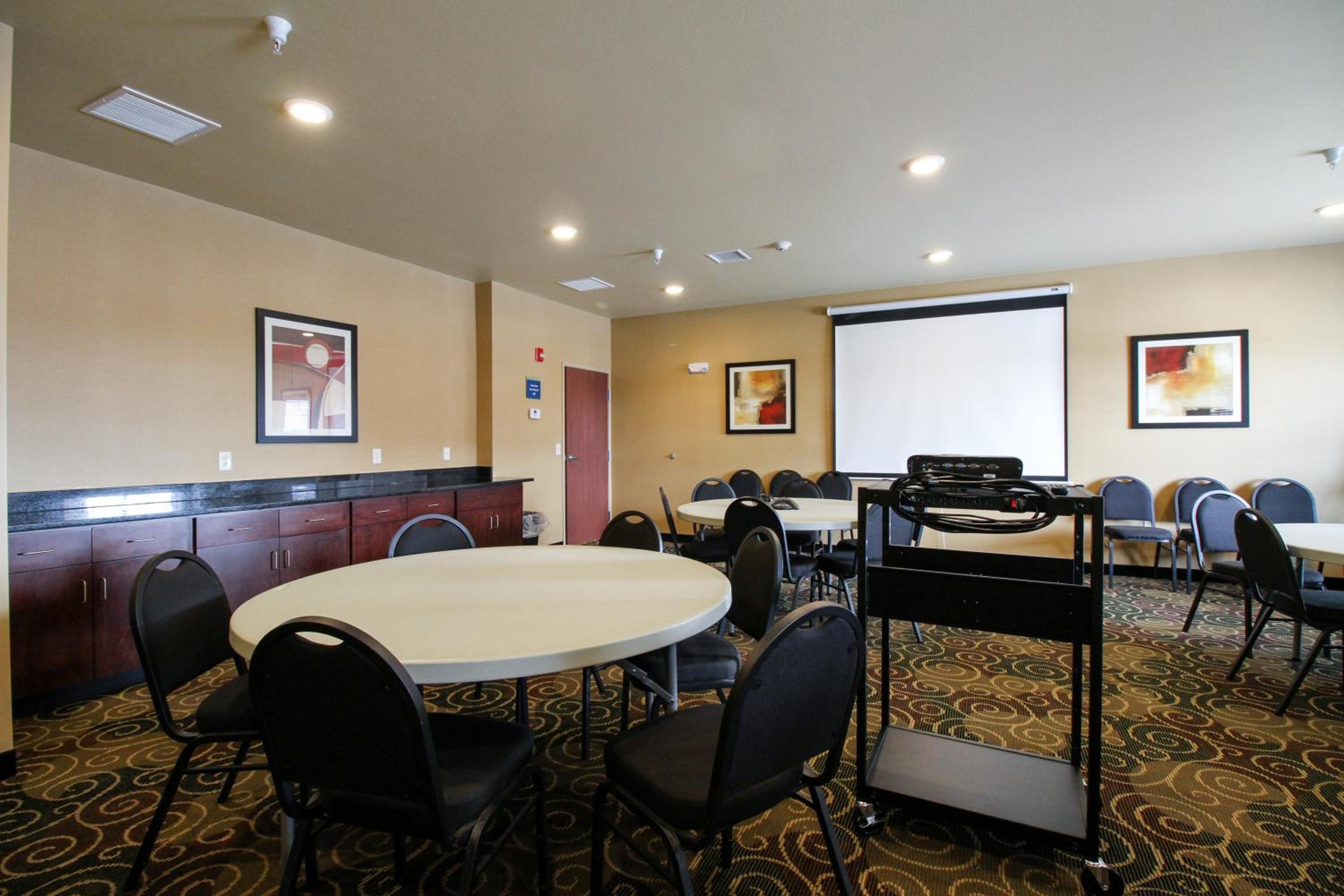 Cobblestone Hotel & Suites - Devils Lake