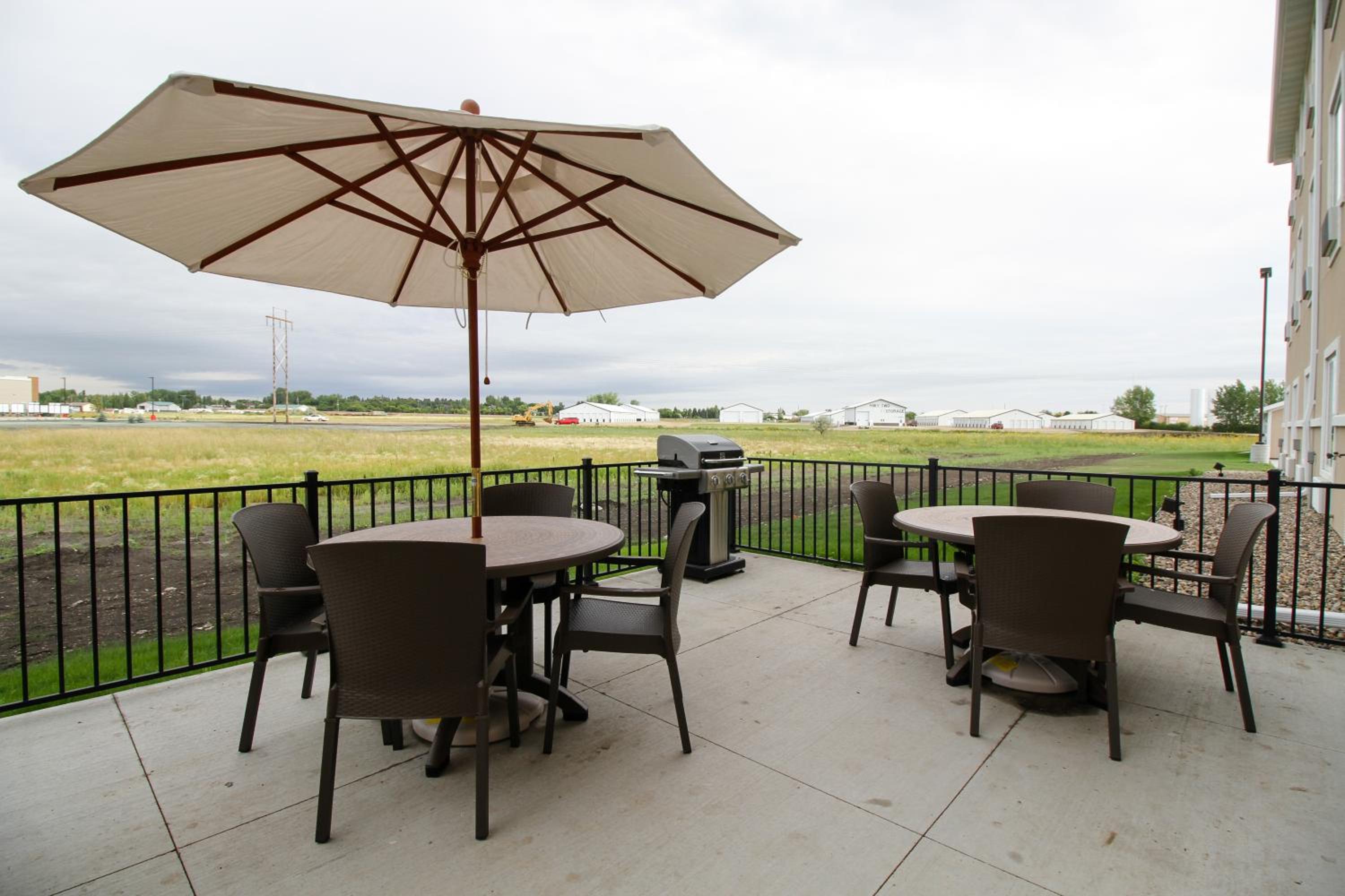 Cobblestone Hotel & Suites - Devils Lake