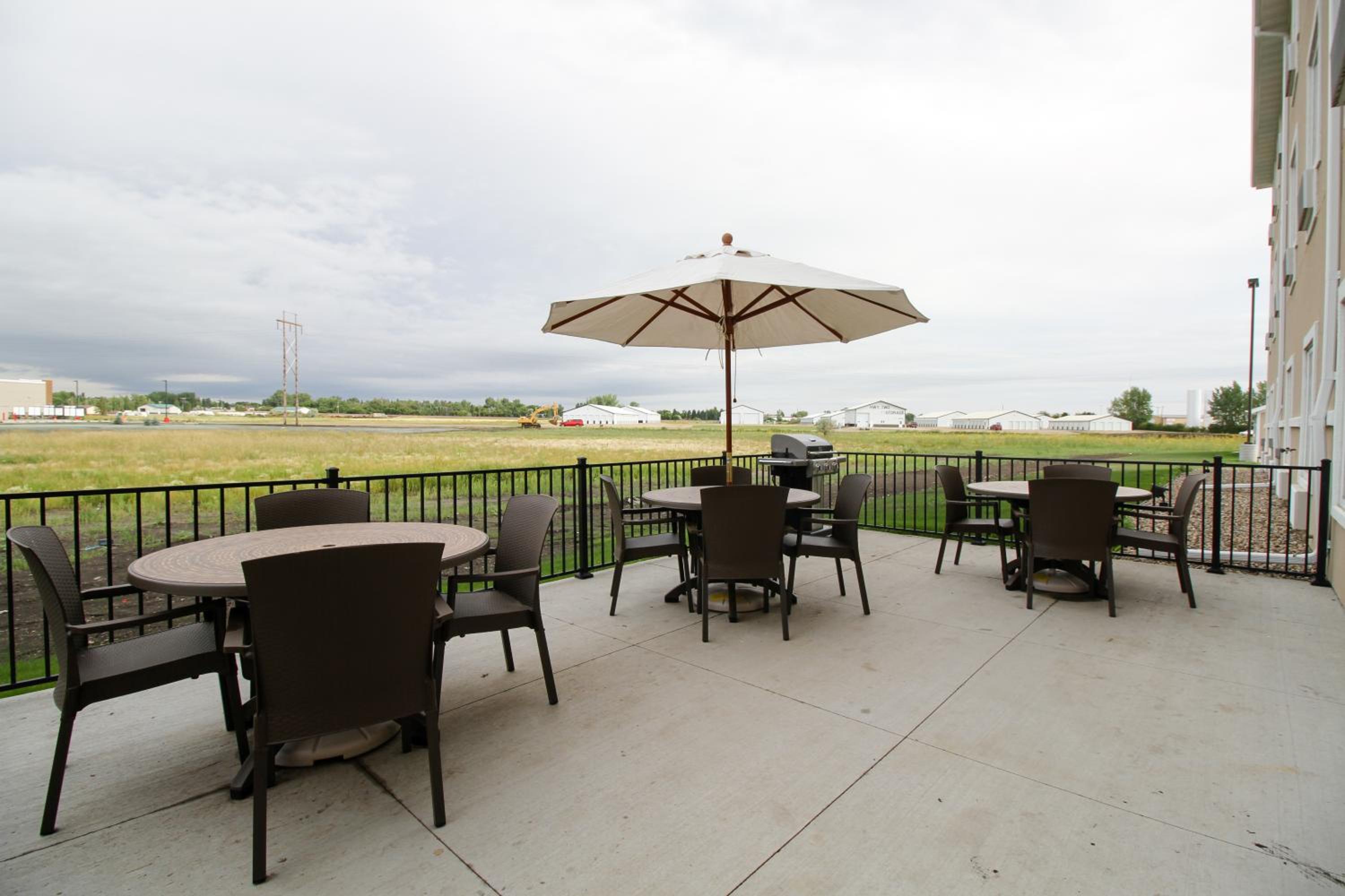 Cobblestone Hotel & Suites - Devils Lake