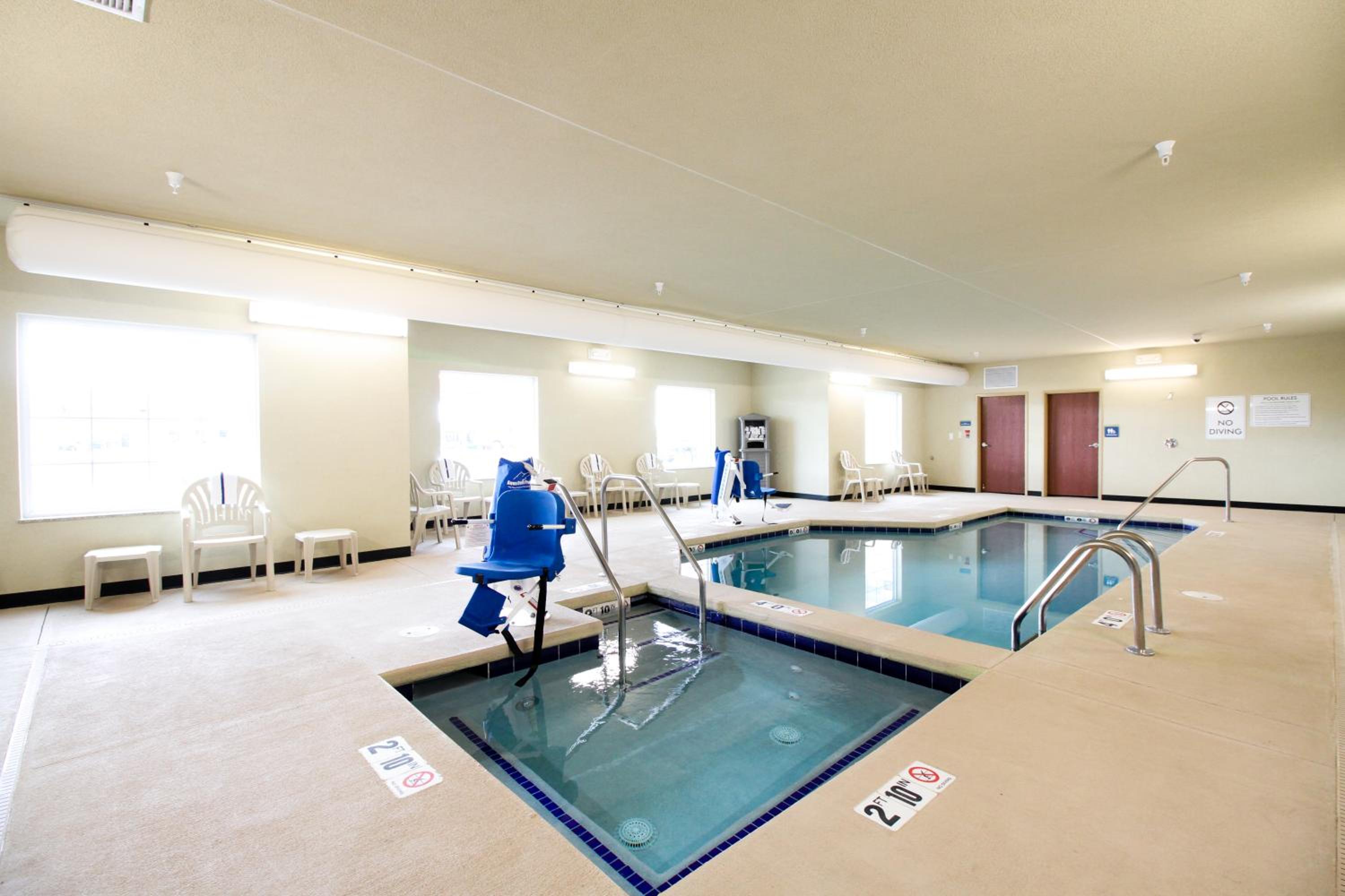 Cobblestone Hotel & Suites - Devils Lake