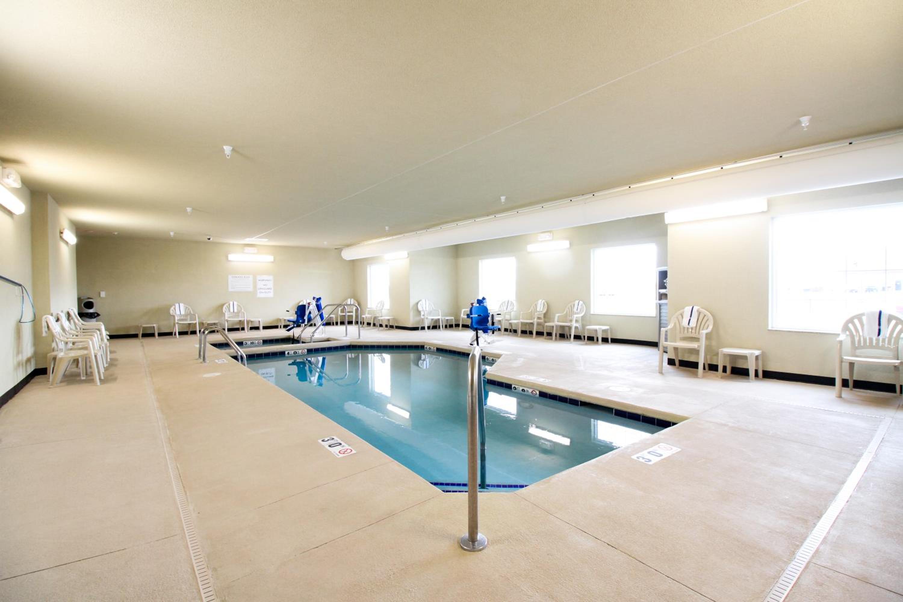 Cobblestone Hotel & Suites - Devils Lake