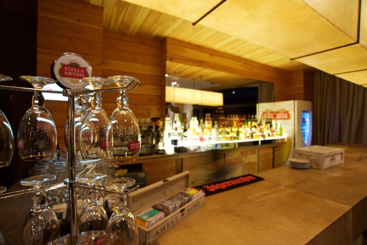 bar
