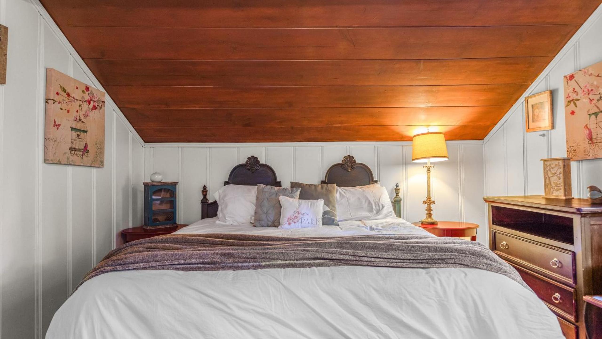 Minutes to Lake Arrowhead Village Cozy Secluded Cedar Cove by AvantStay