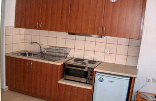 Aria Hotel Samos Town apartahotel con vistas al mar — kitchen