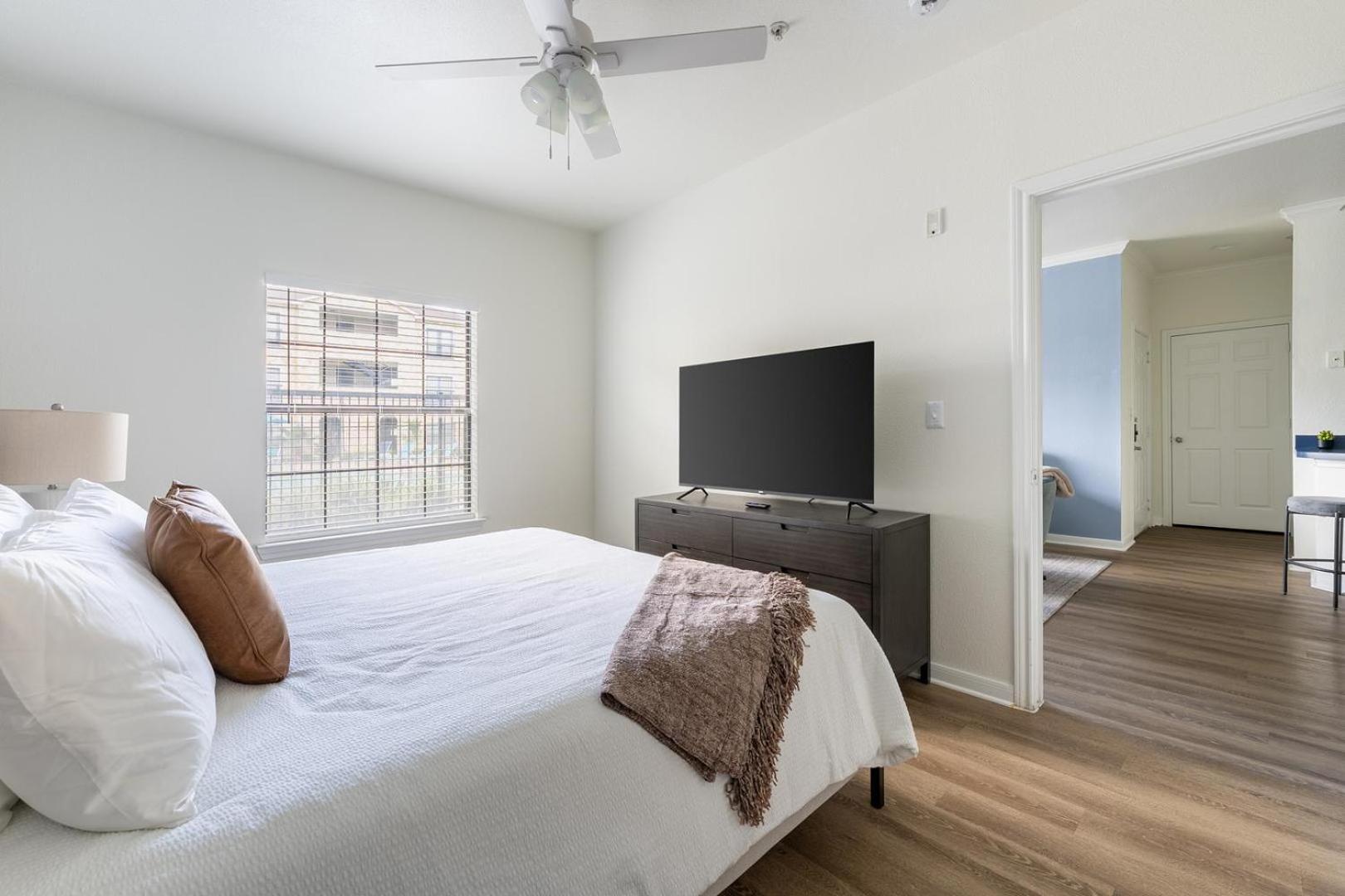 Landing Beautiful 2BD Gym
