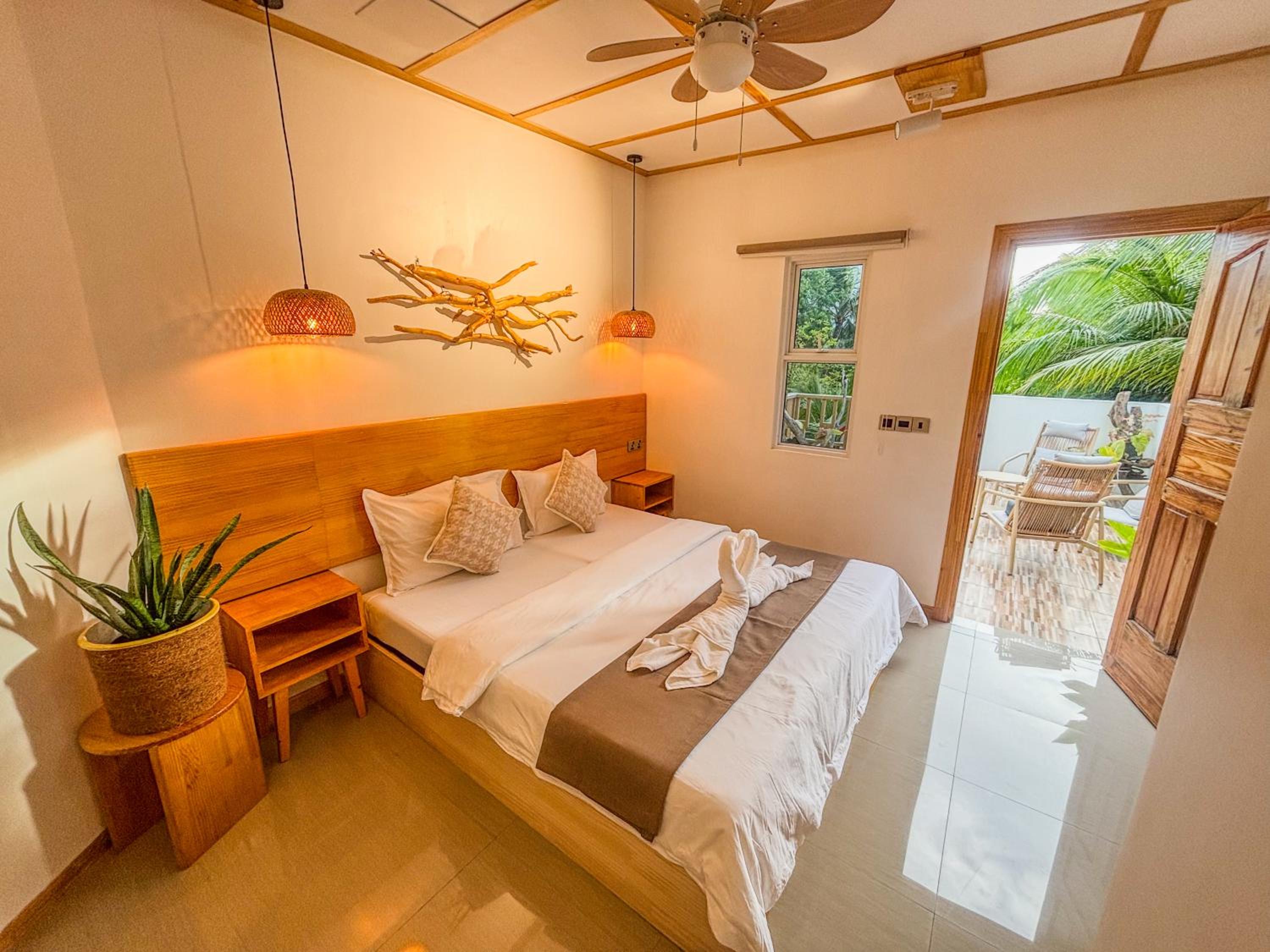 Eco Palm Mathiveri - Guest House with Complimentary Shared Kitchen & Laundry