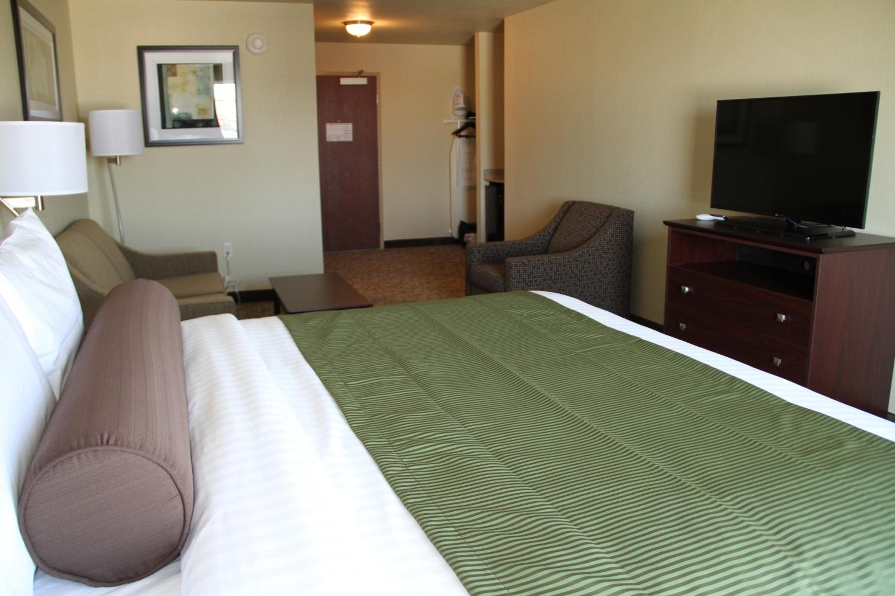 Cobblestone Hotel & Suites - Devils Lake
