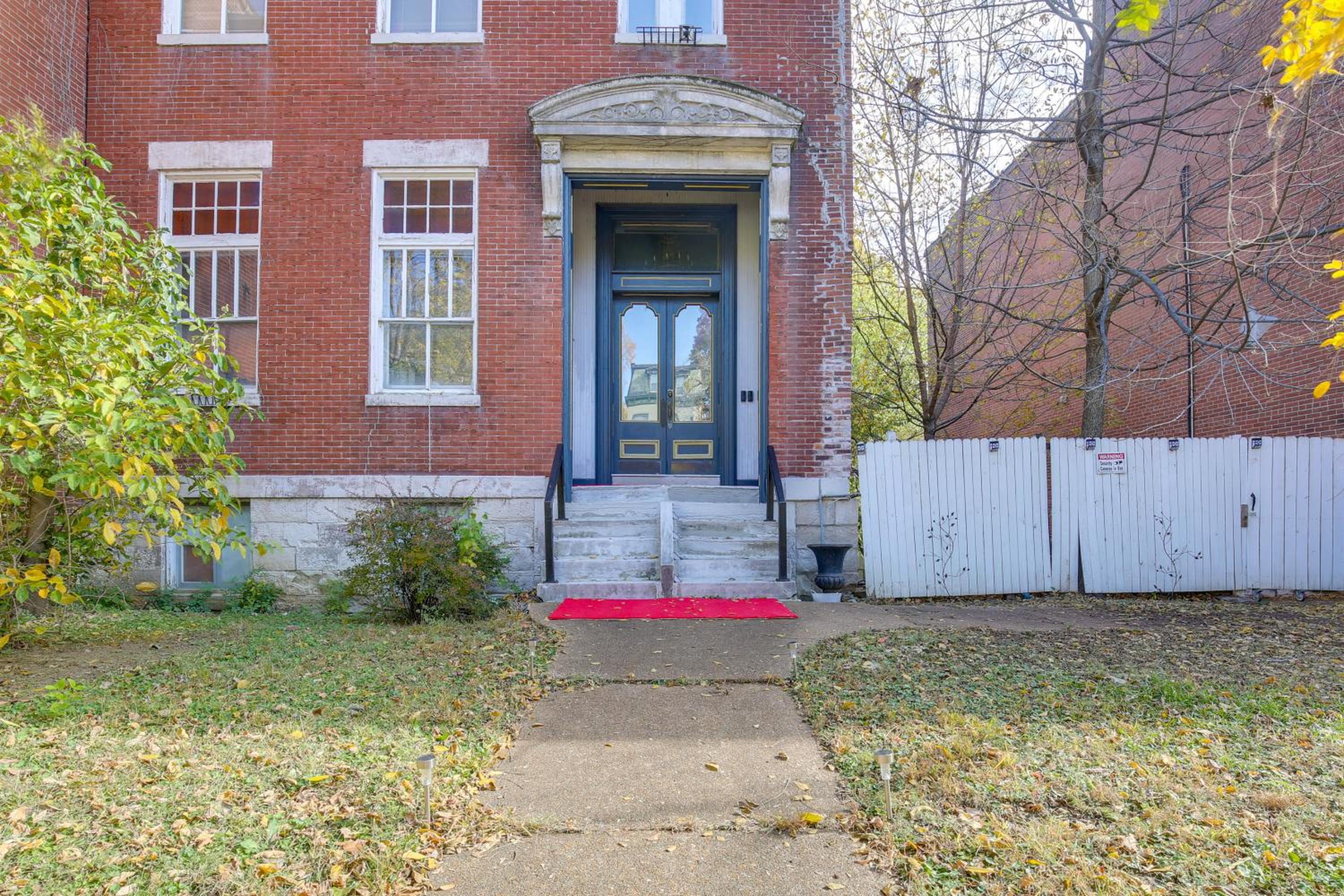 Heart of St Louis! Walkable Soulard Apt with Loft