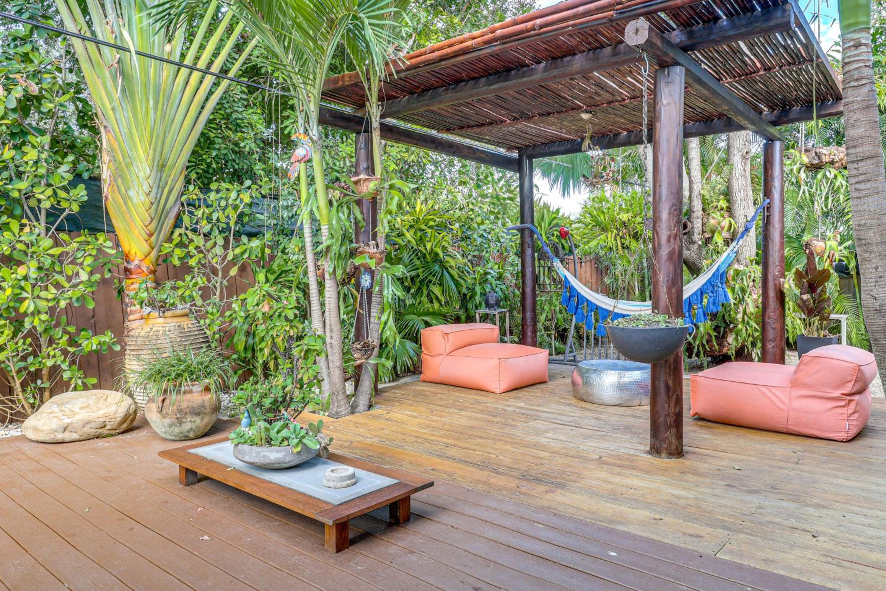Tropical backyard with pool 10 min from Miami Beach!