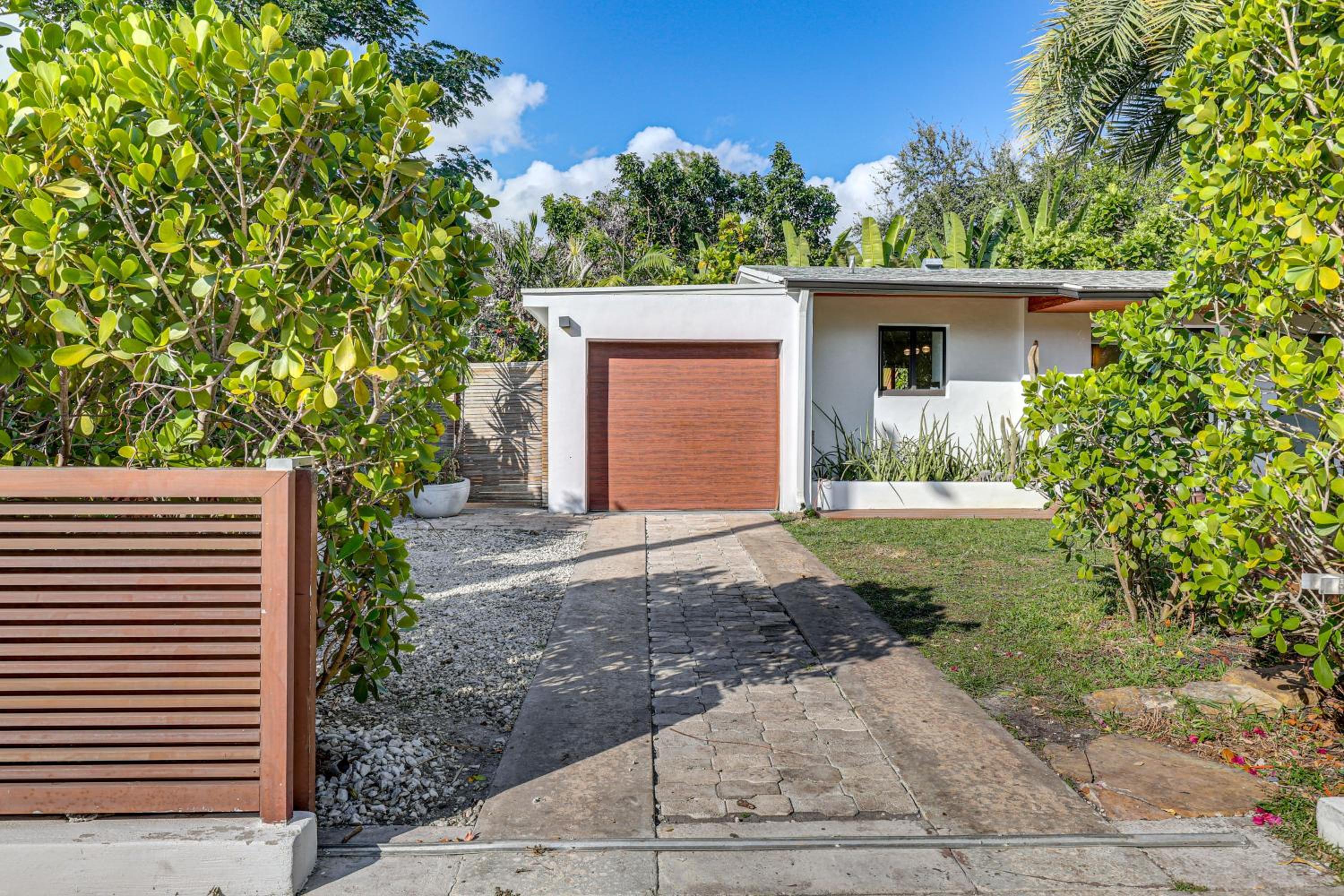 Tropical backyard with pool 10 min from Miami Beach!
