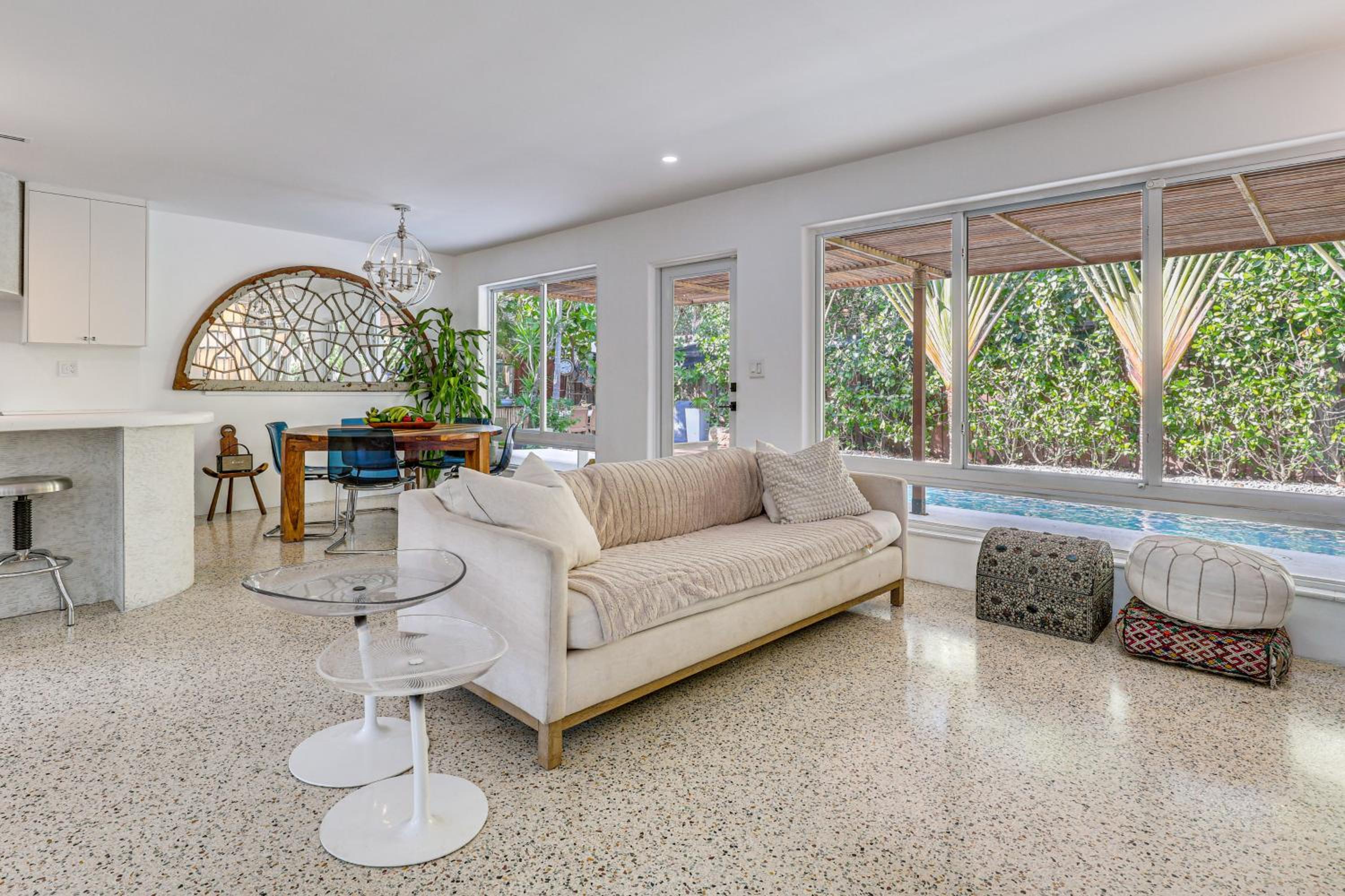 Tropical backyard with pool 10 min from Miami Beach!
