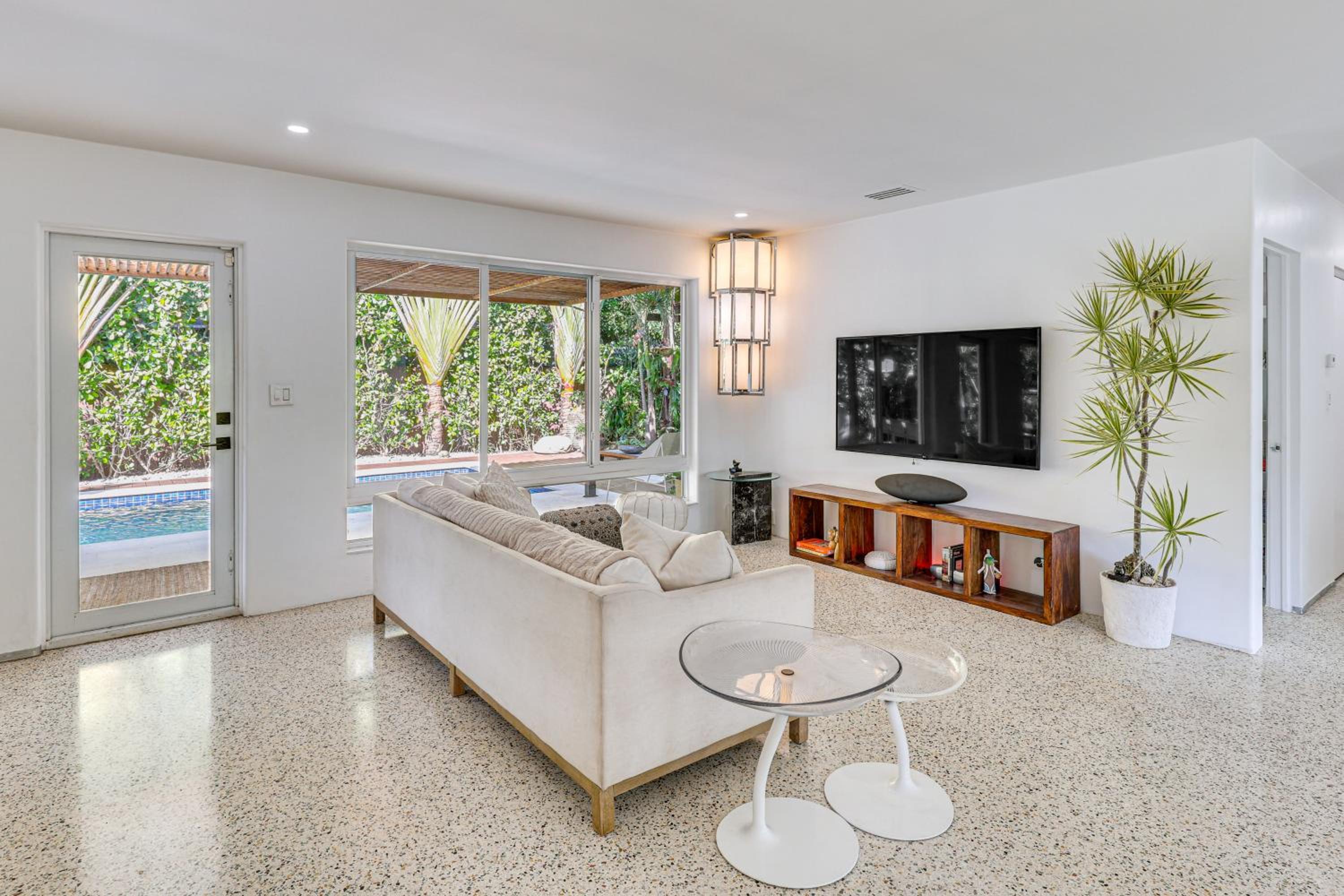 Tropical backyard with pool 10 min from Miami Beach!