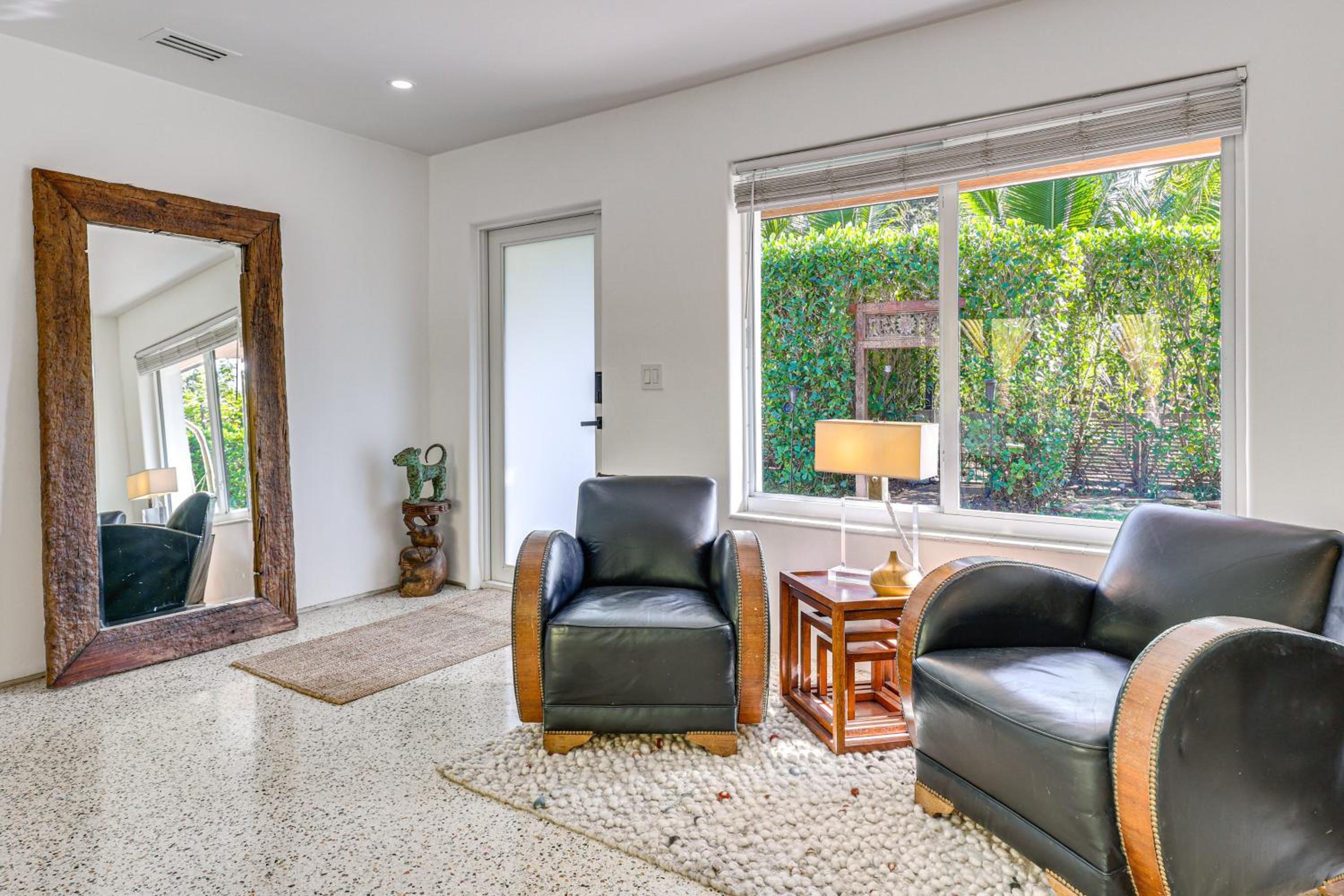Tropical backyard with pool 10 min from Miami Beach!