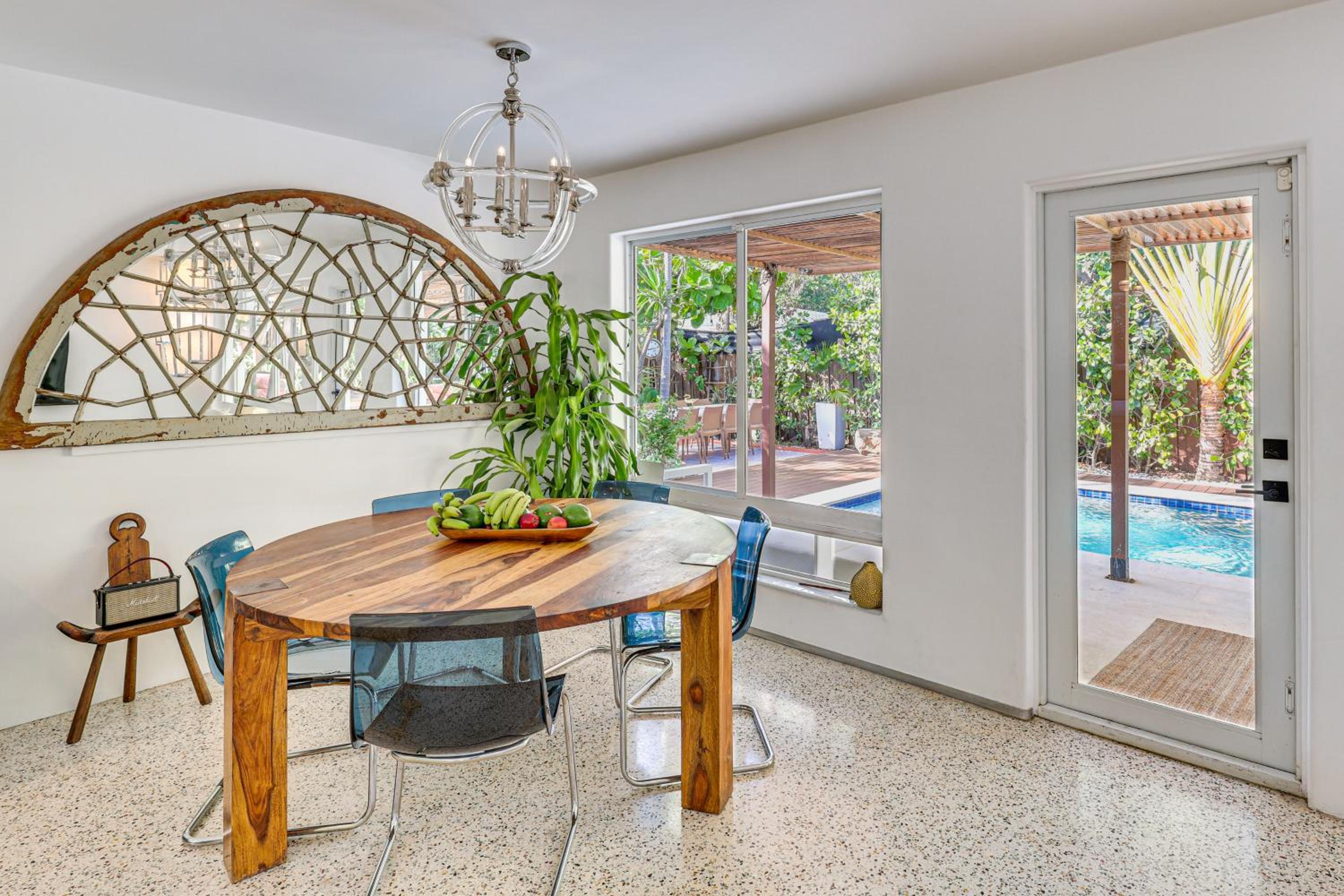 Tropical backyard with pool 10 min from Miami Beach!