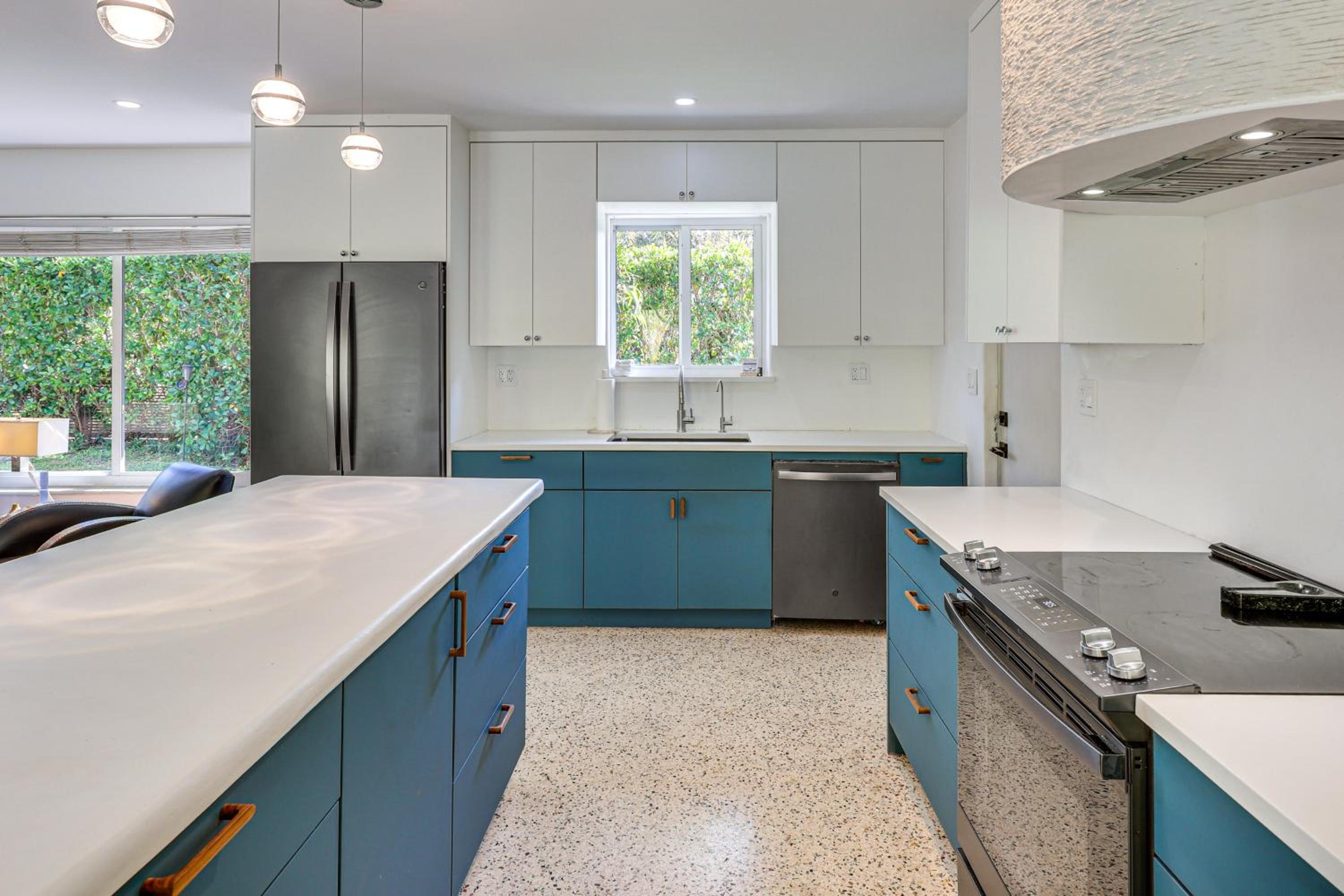 Tropical backyard with pool 10 min from Miami Beach!