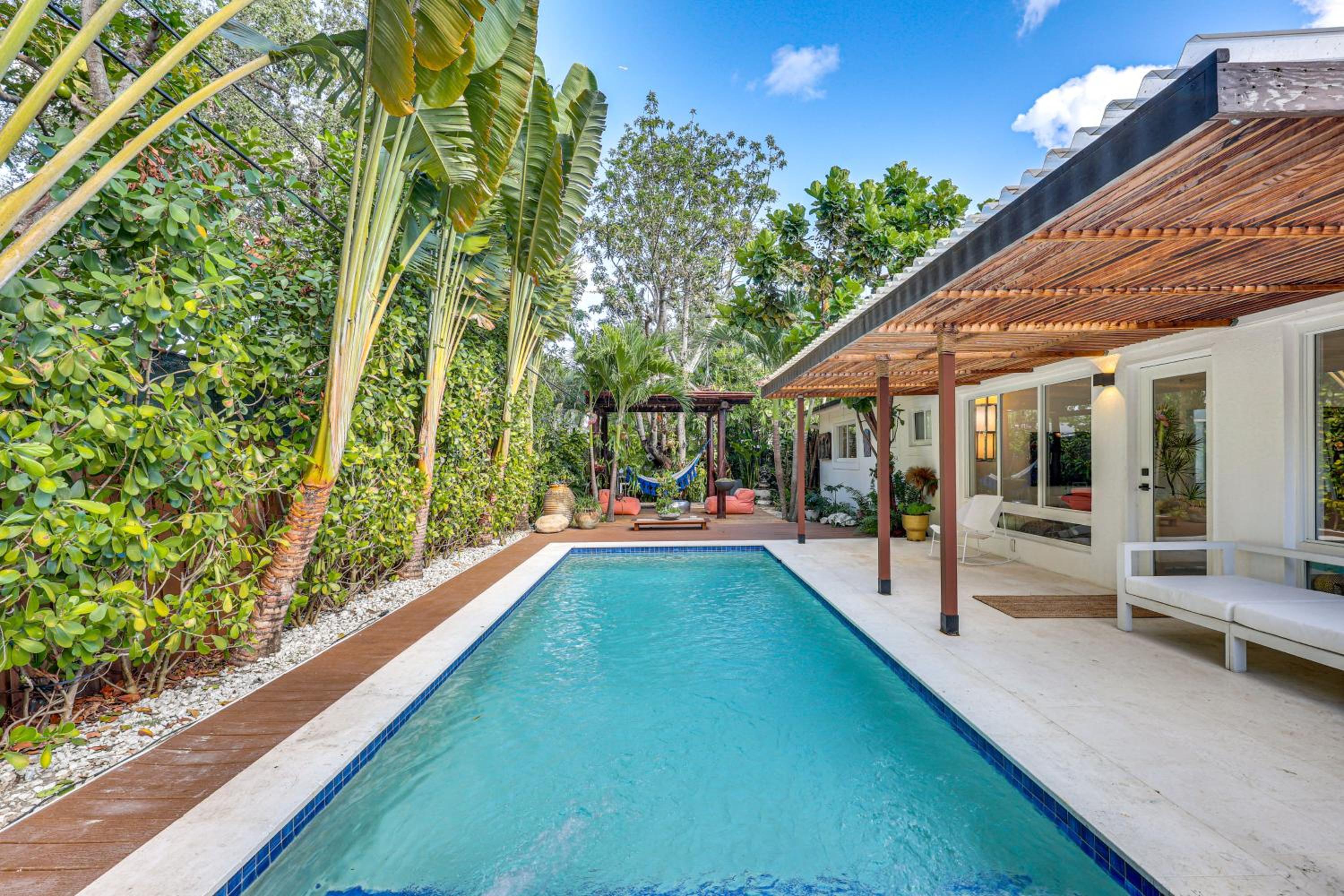 Tropical backyard with pool 10 min from Miami Beach!