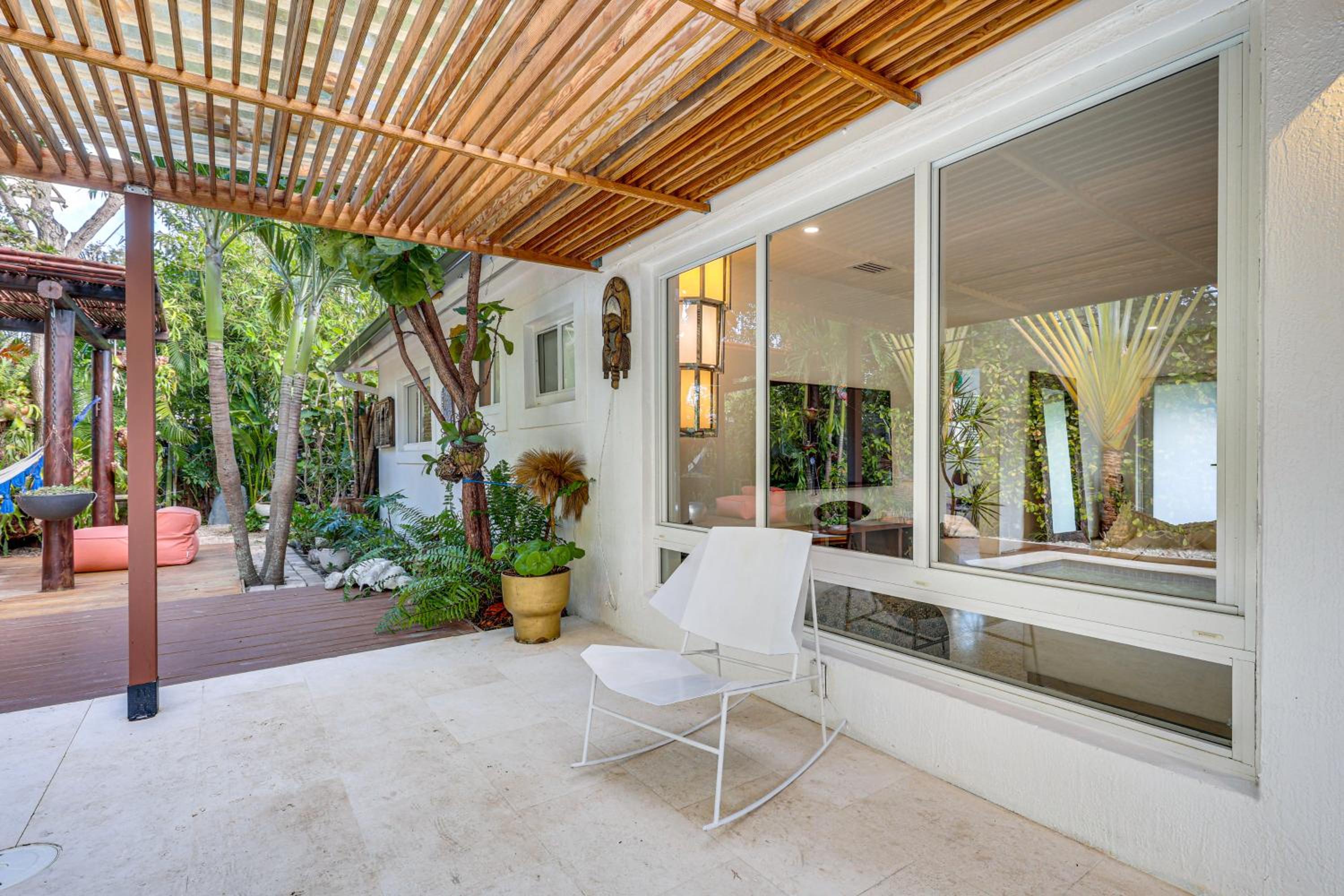 Tropical backyard with pool 10 min from Miami Beach!