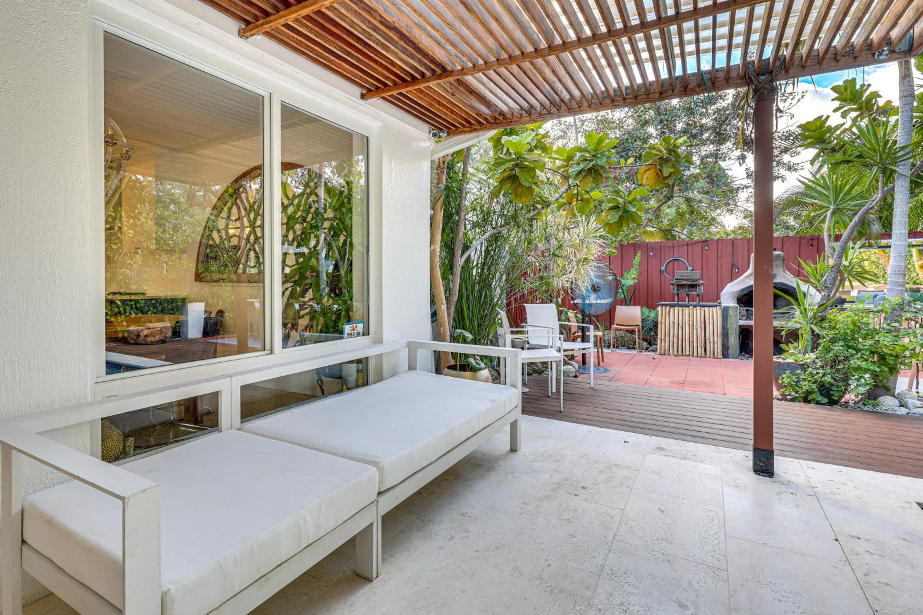 Tropical backyard with pool 10 min from Miami Beach!