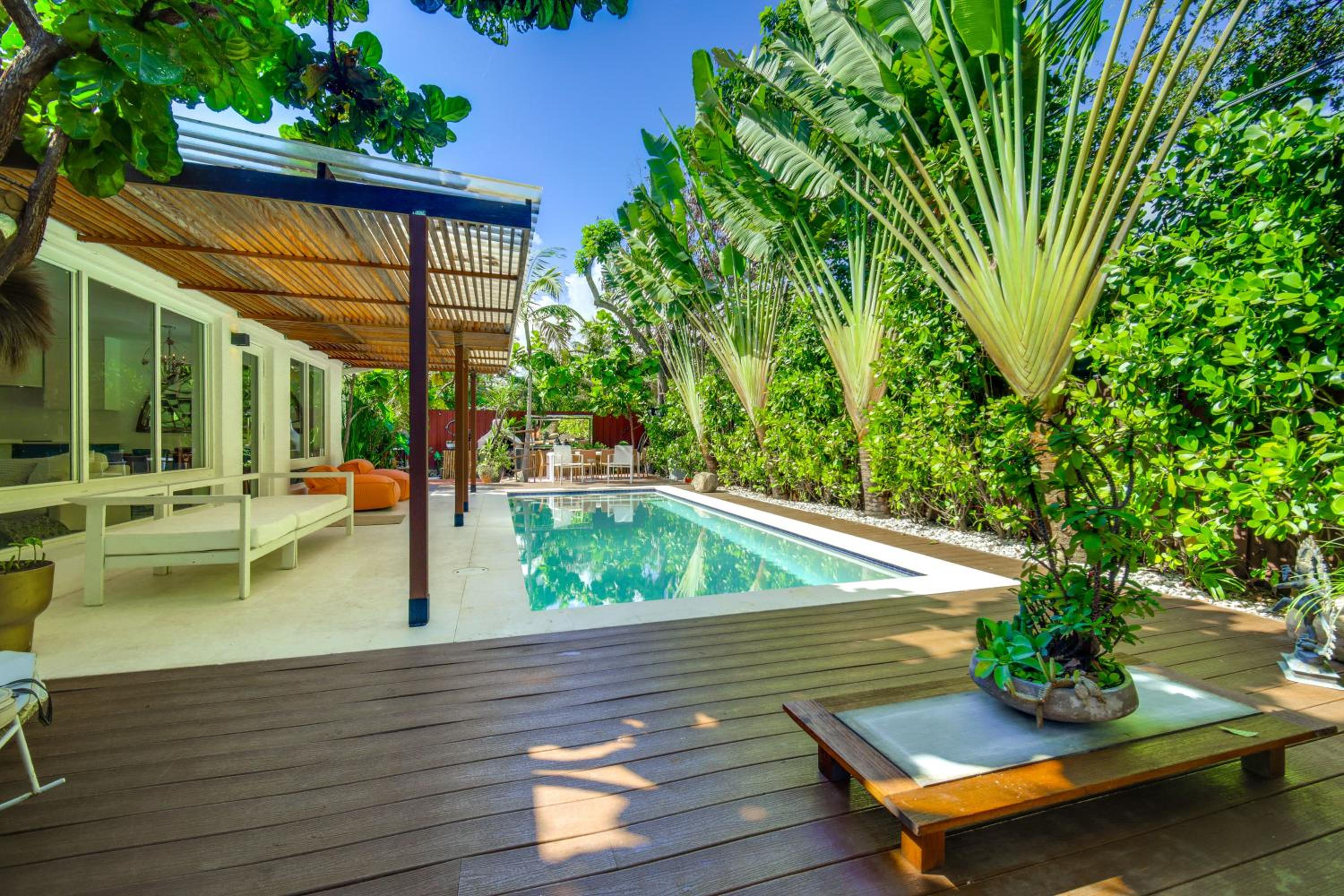 Tropical backyard with pool 10 min from Miami Beach!