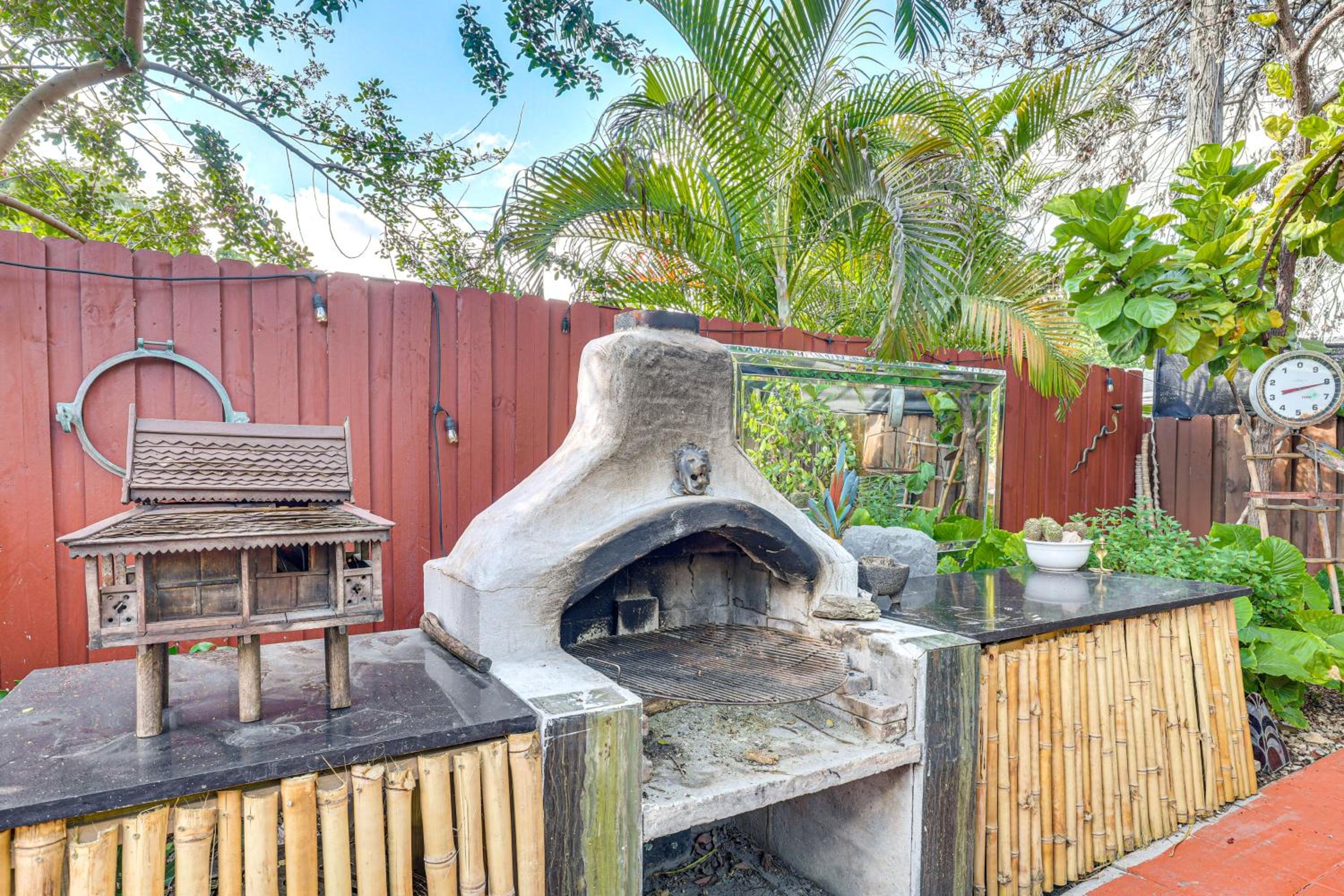 Tropical backyard with pool 10 min from Miami Beach!