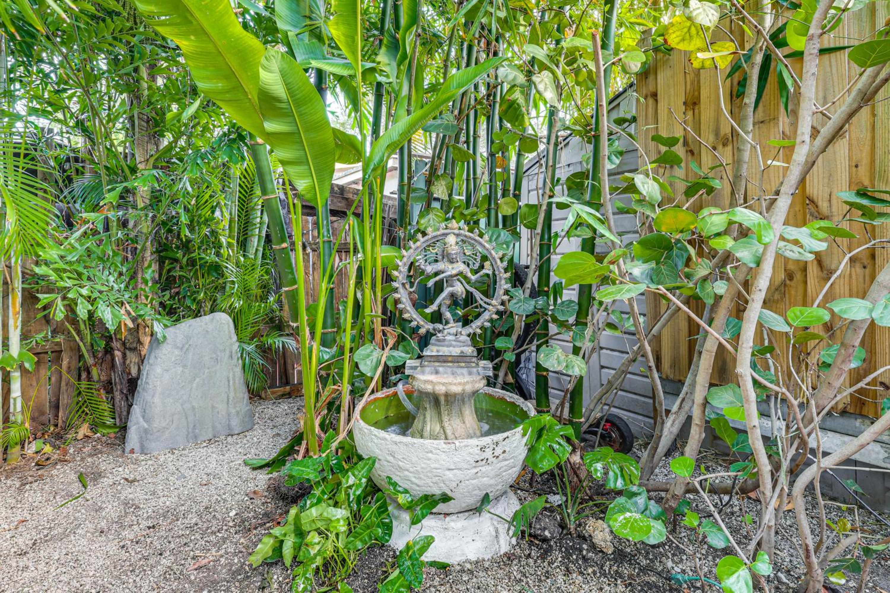 Tropical backyard with pool 10 min from Miami Beach!