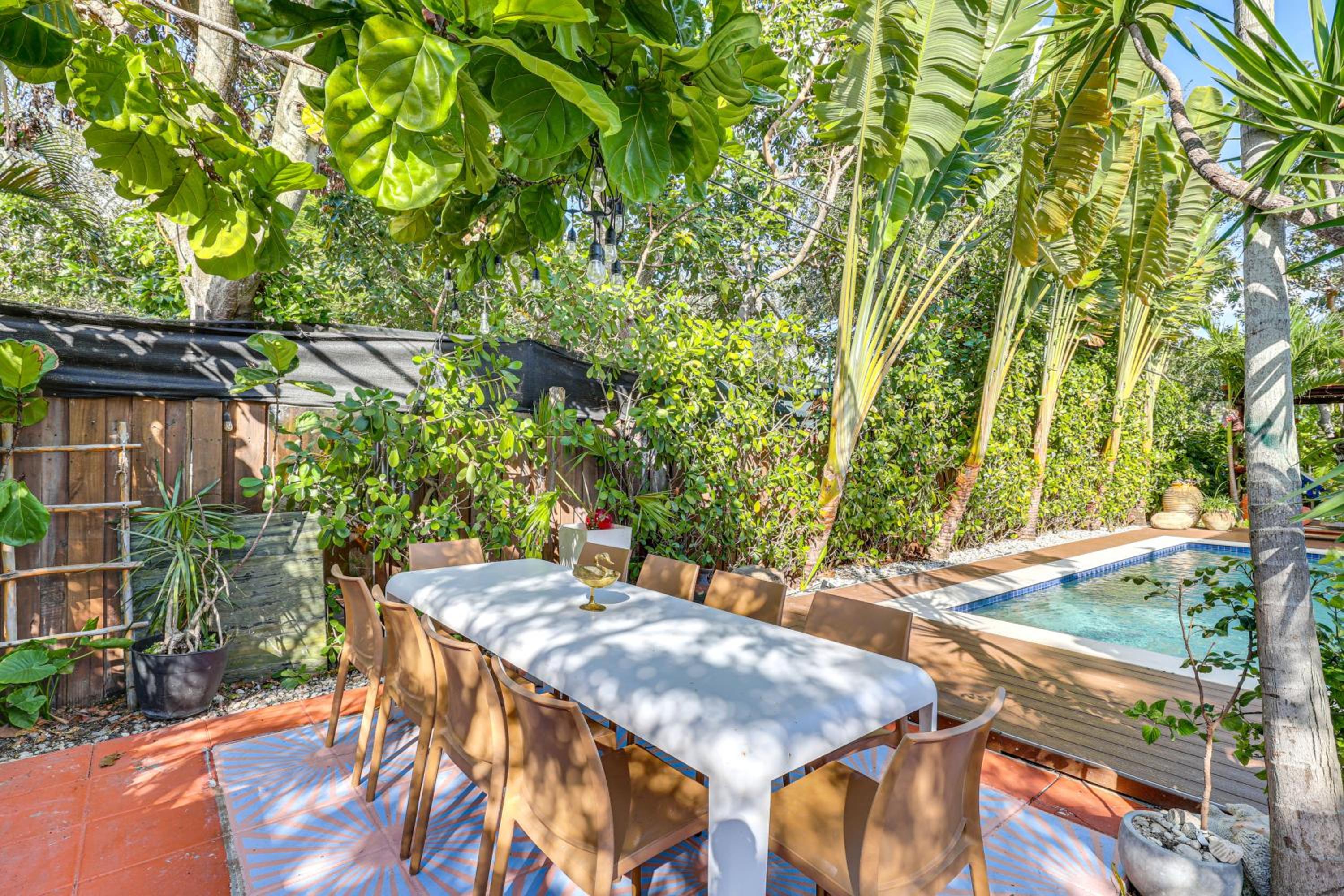 Tropical backyard with pool 10 min from Miami Beach!