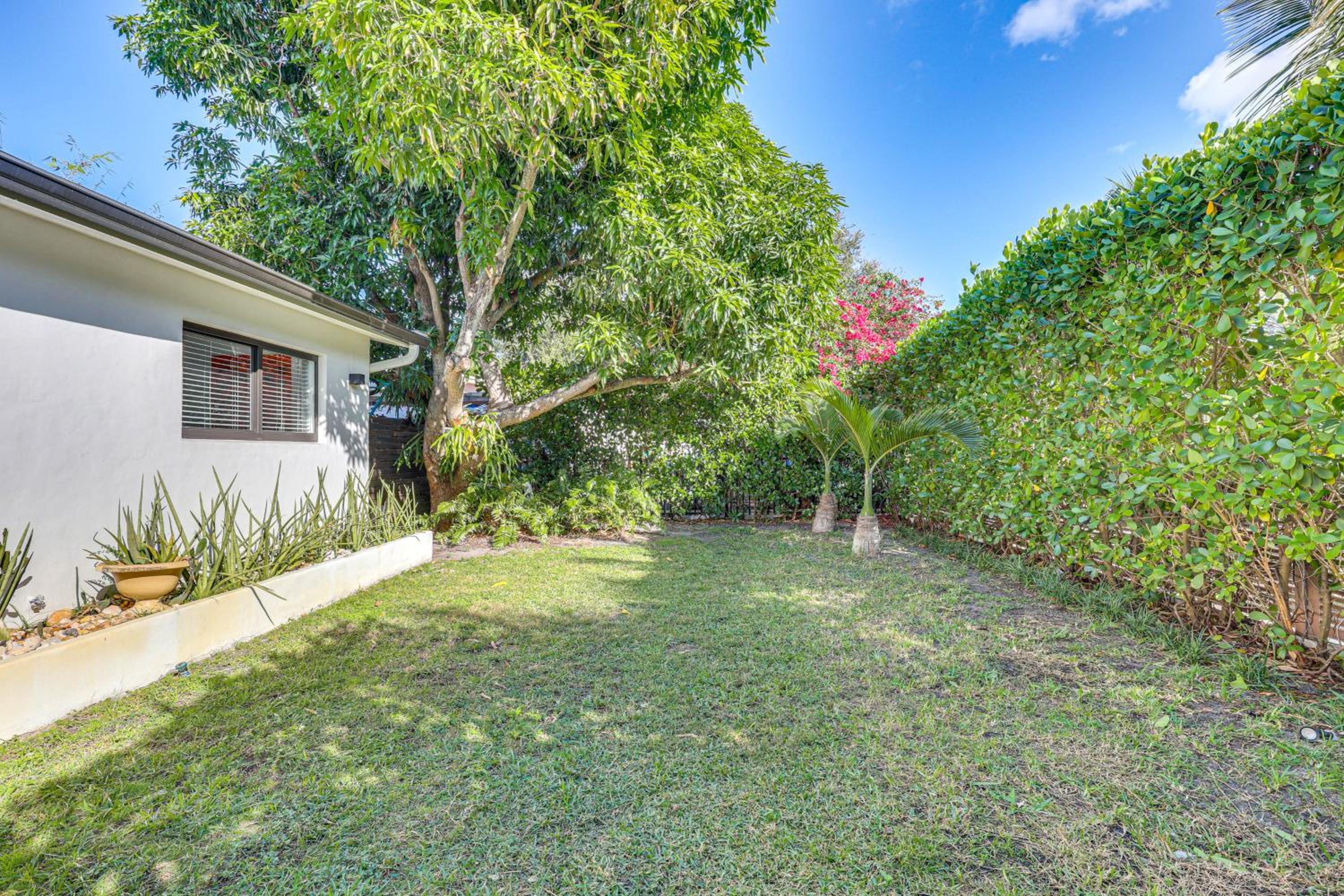 Tropical backyard with pool 10 min from Miami Beach!