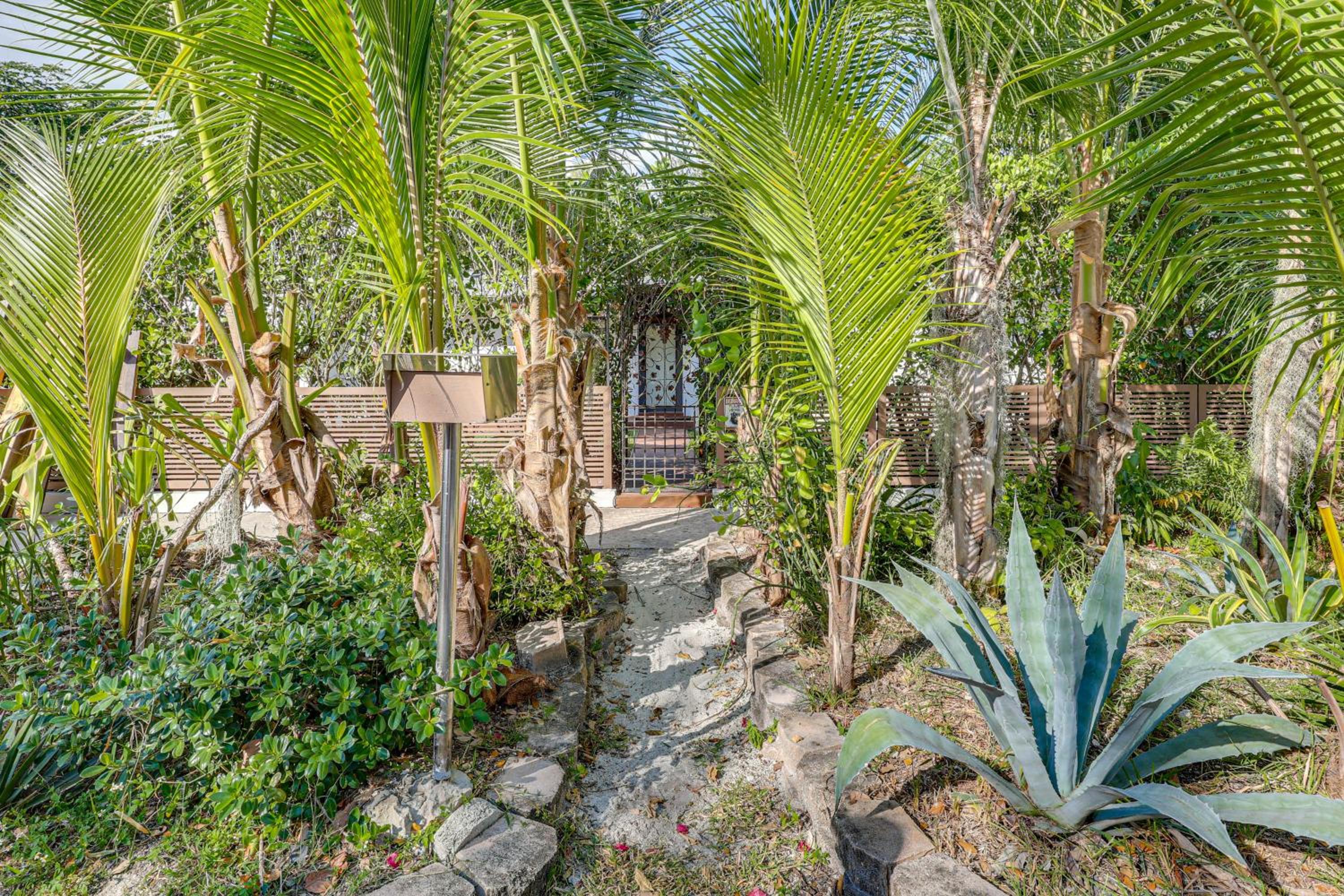 Tropical backyard with pool 10 min from Miami Beach!