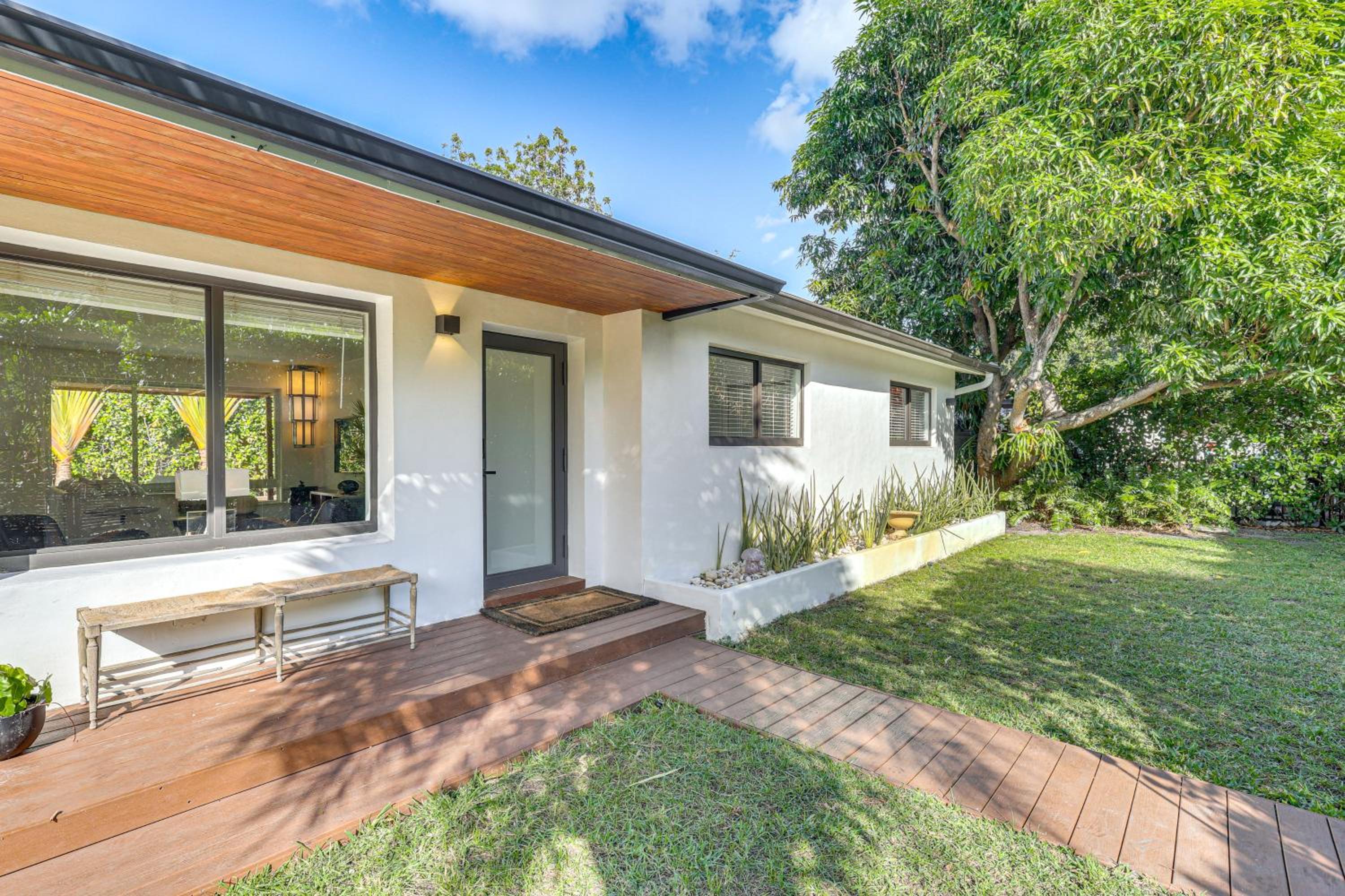 Tropical backyard with pool 10 min from Miami Beach!