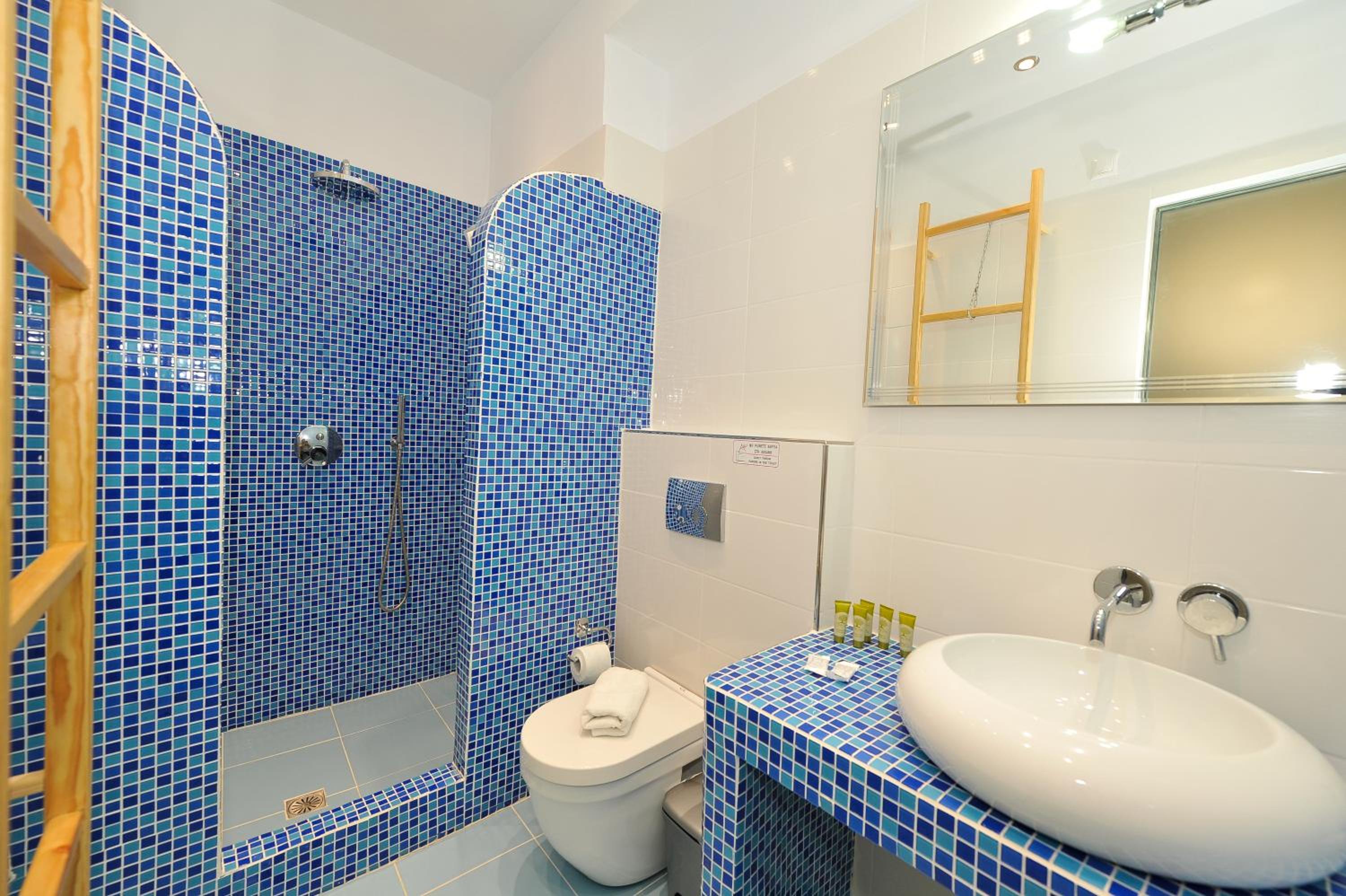 Asterolithos en Fira — bathroom