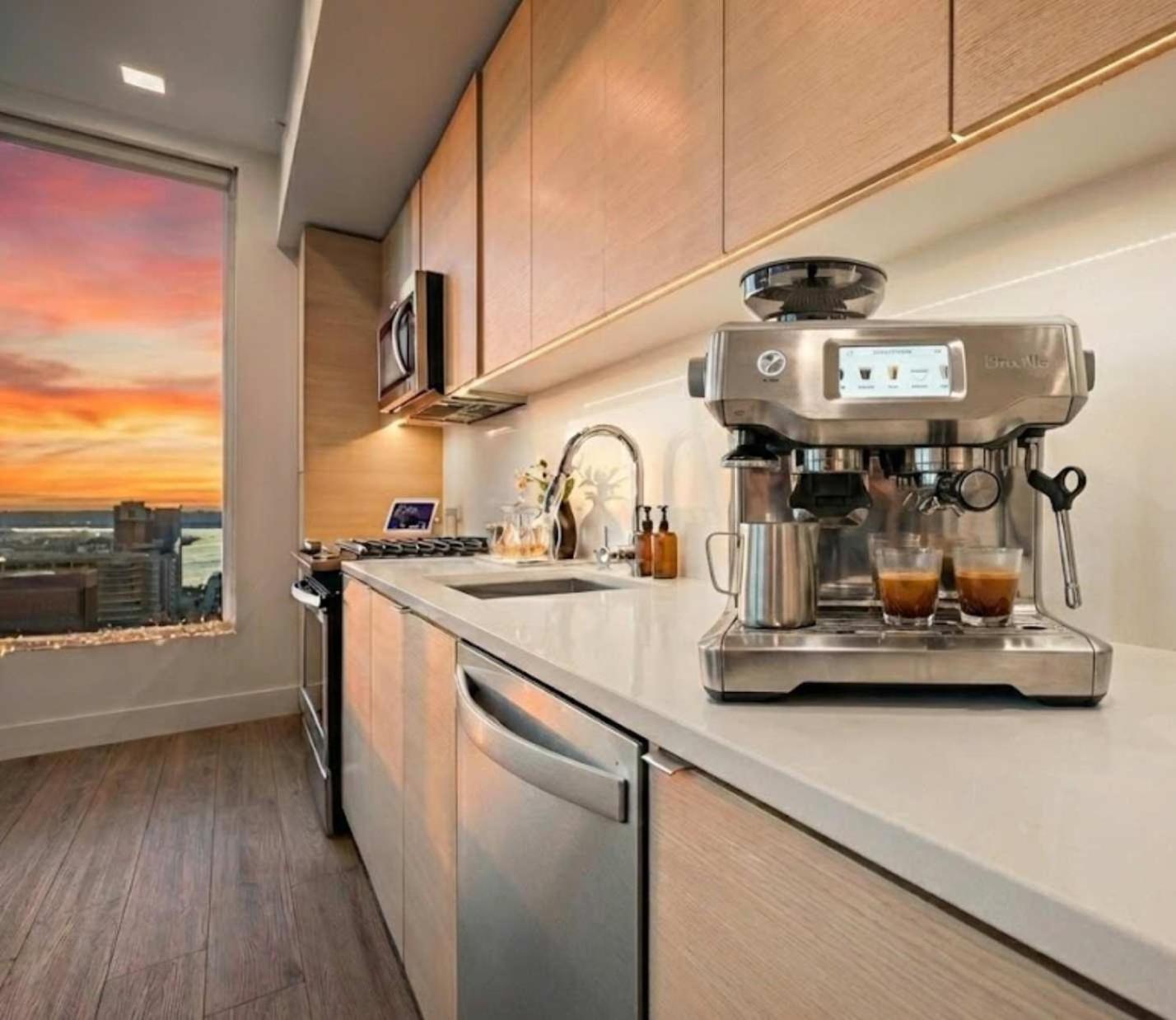 Luxury Penthouse 39th Floor · Ocean & Comic-Con