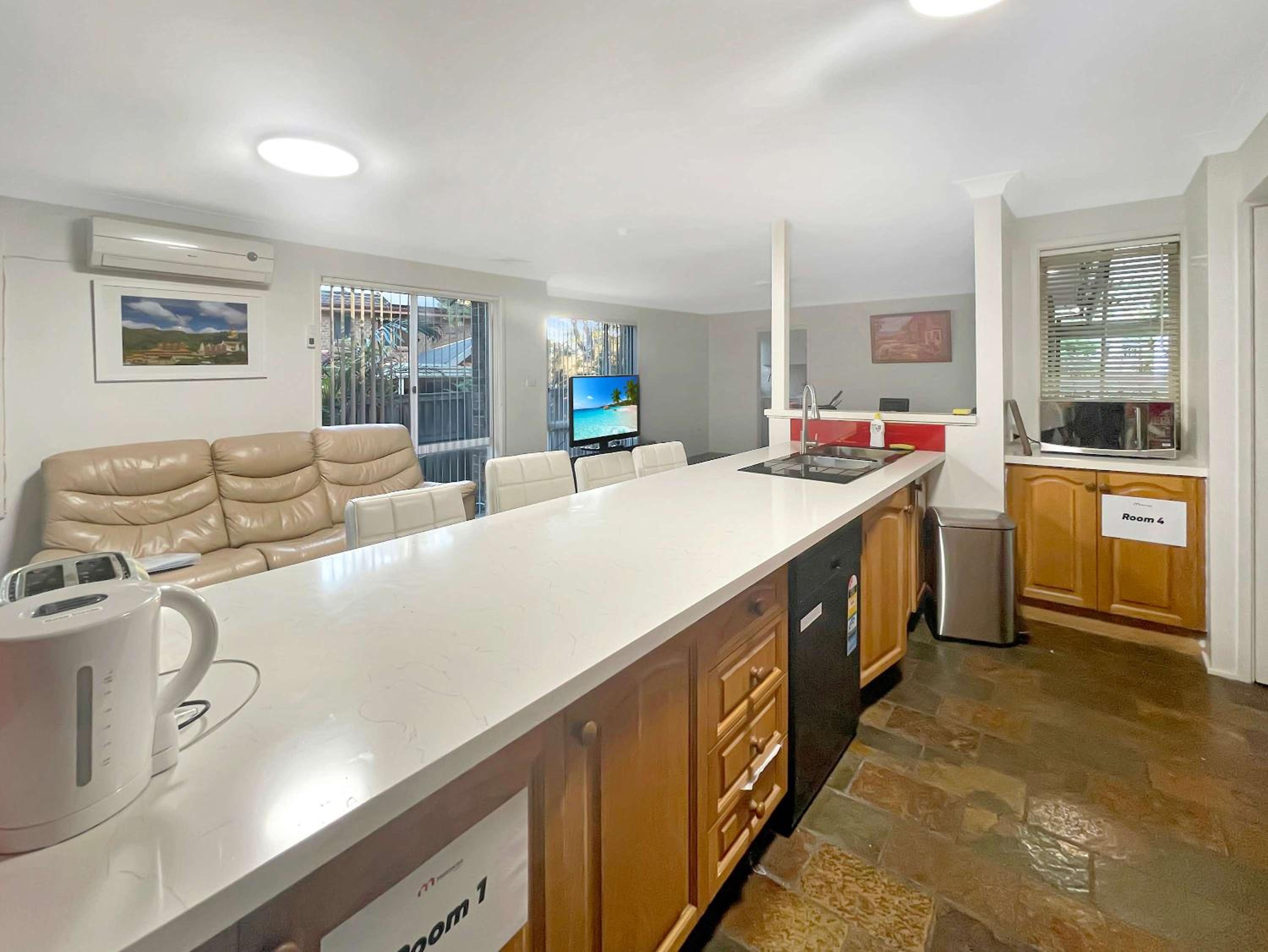 MetaWise Cozy Family Room 1 in Shared Home Free Parking