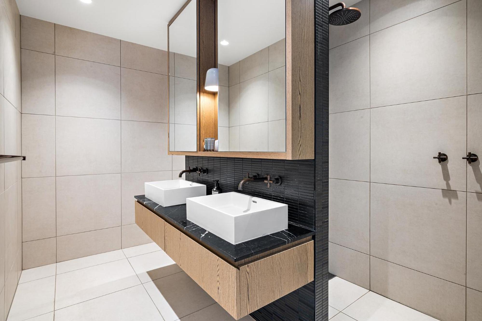 Stylish 3-Bed Townhouse in Vibrant Fitzroy