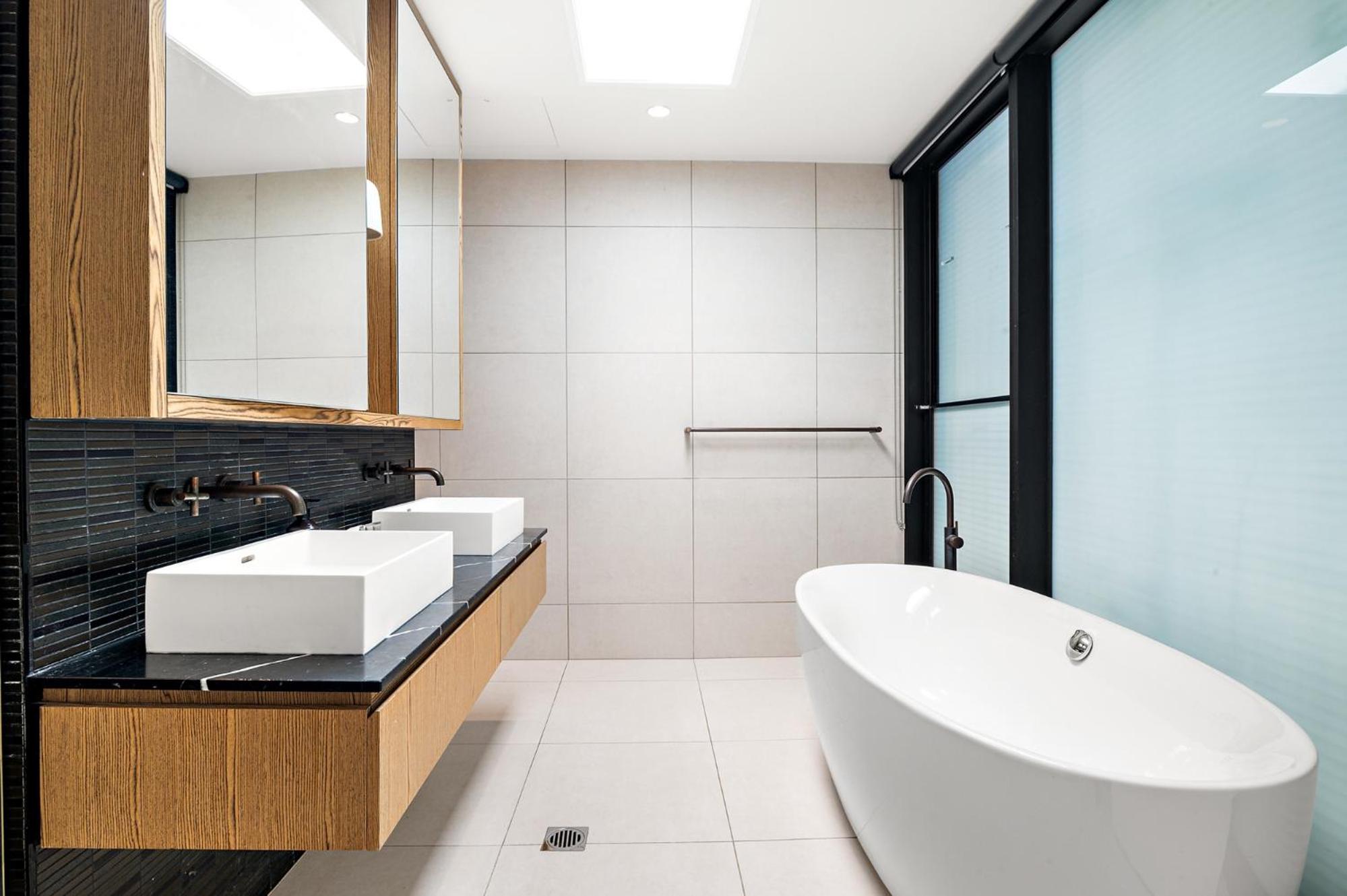 Stylish 3-Bed Townhouse in Vibrant Fitzroy