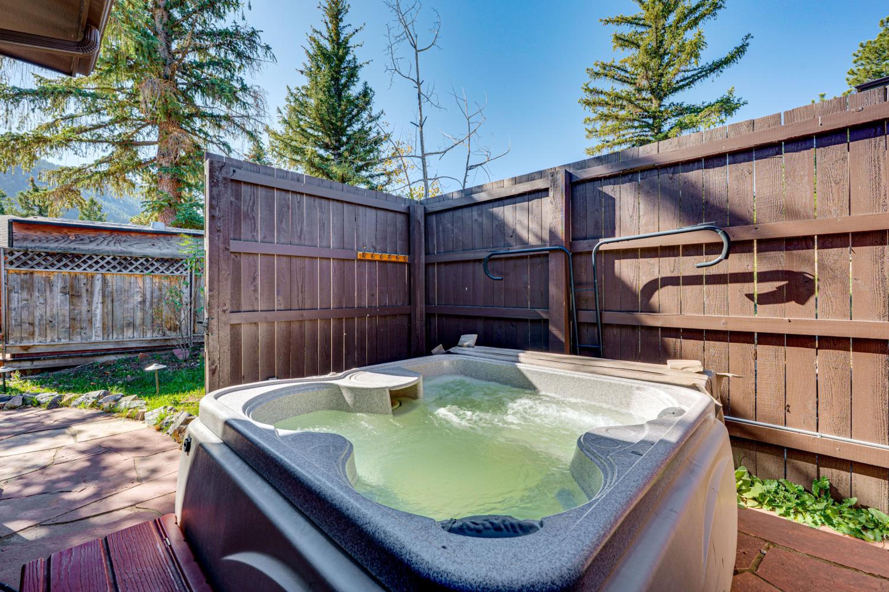 Mtn-View Retreat with Deck and Hot Tub in Estes Park!