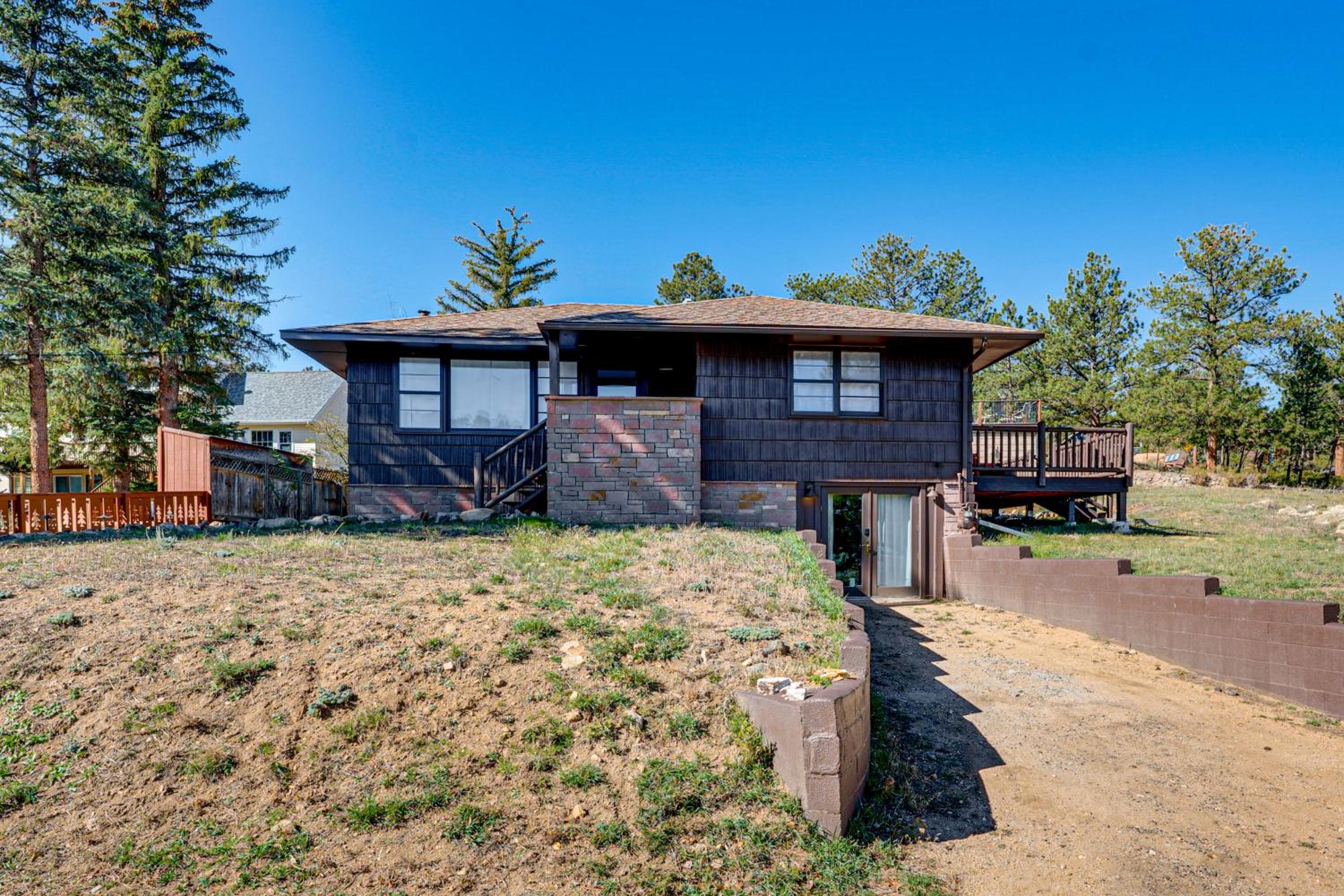 Mtn-View Retreat with Deck and Hot Tub in Estes Park!