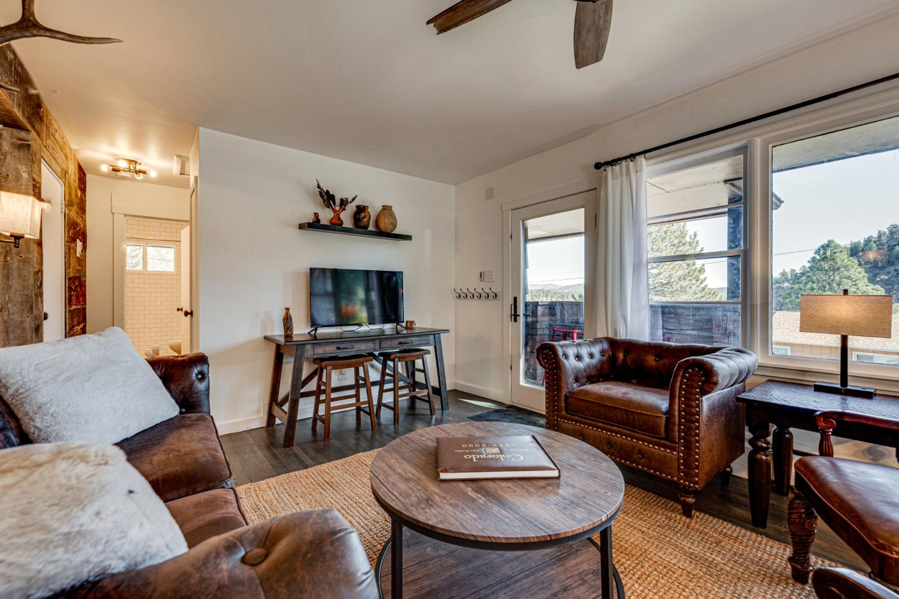 Mtn-View Retreat with Deck and Hot Tub in Estes Park!